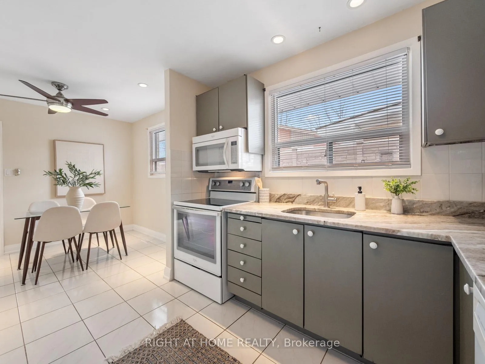 Photo 8 of 971 Essa Crescent, Pickering, West Shore — HOMEH