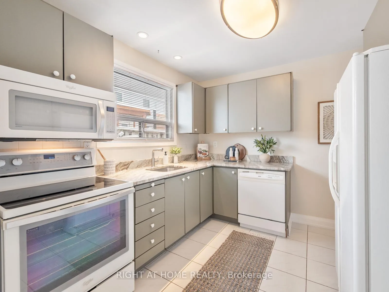 Photo 9 of 971 Essa Crescent, Pickering, West Shore — HOMEH