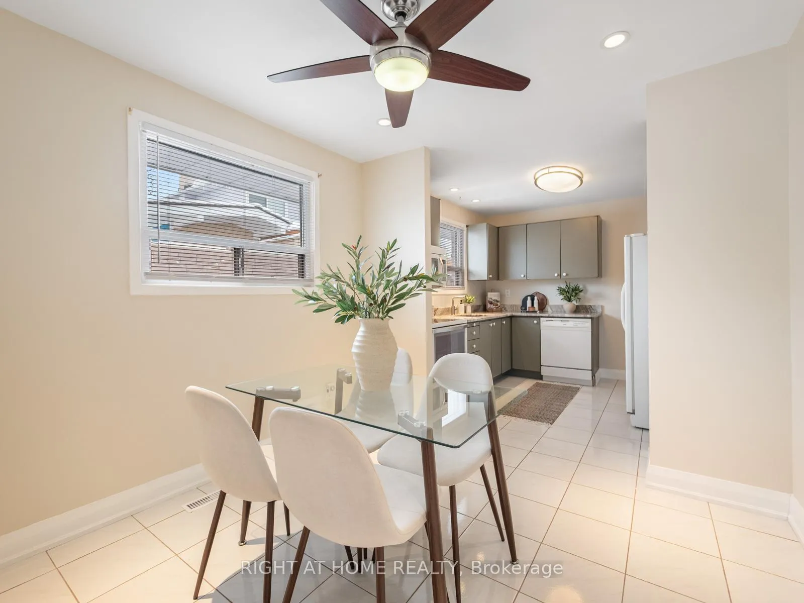 Photo 10 of 971 Essa Crescent, Pickering, West Shore — HOMEH