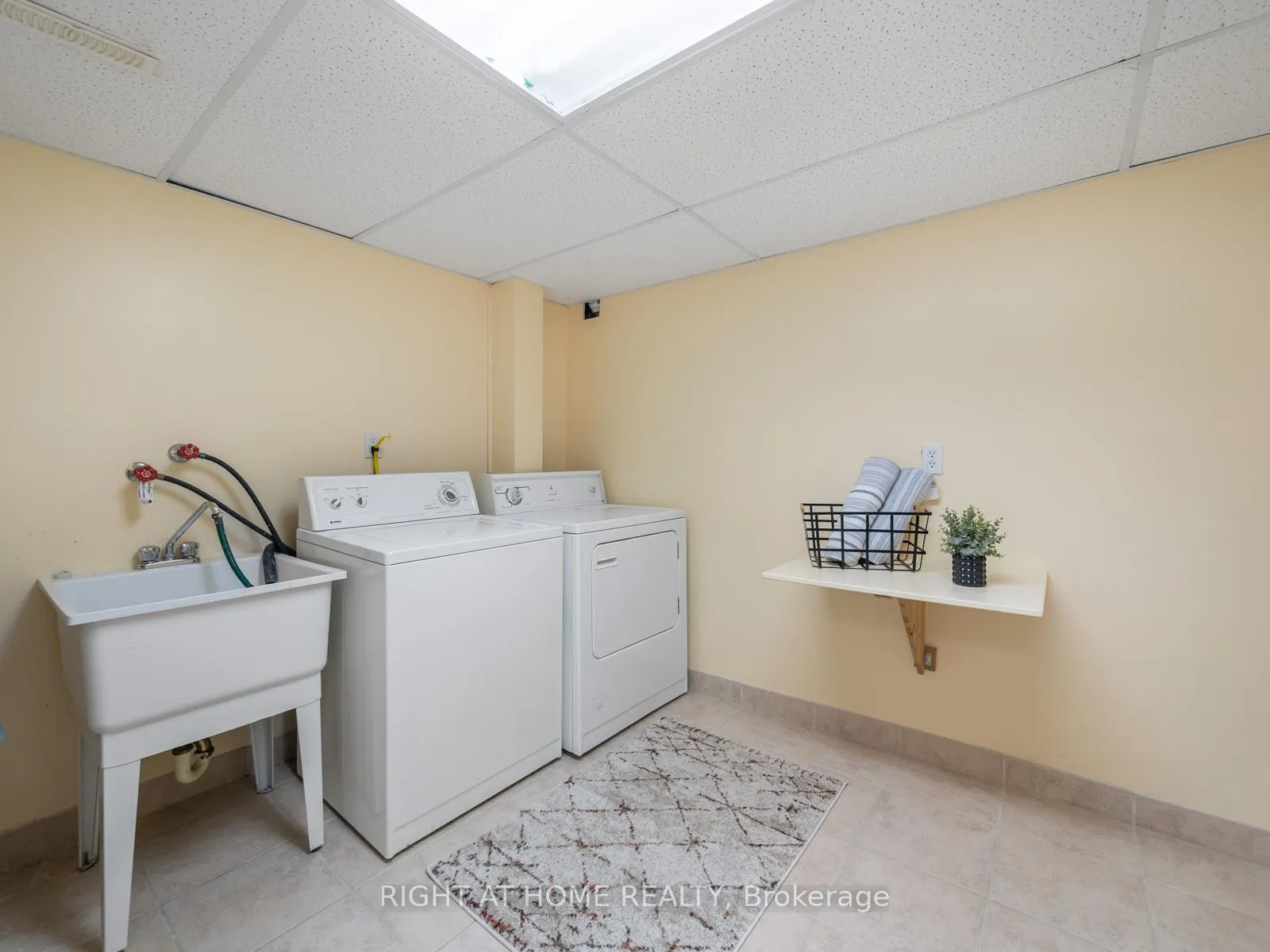 Photo 26 of 971 Essa Crescent, Pickering, West Shore — HOMEH