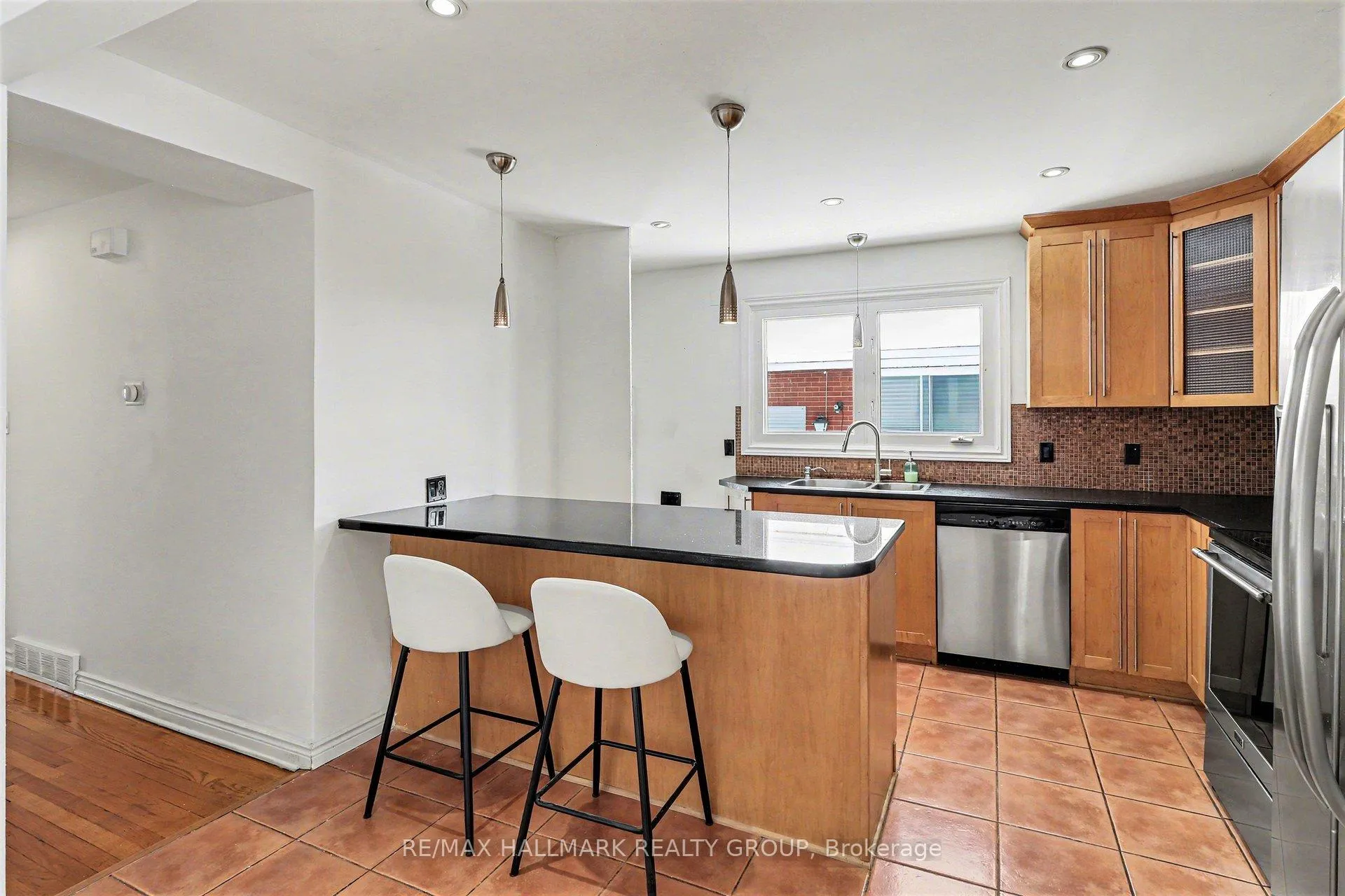 Photo 5 of 1753 Heron Road, Ottawa, Guildwood Estates - Urbandale Acres — HOMEH