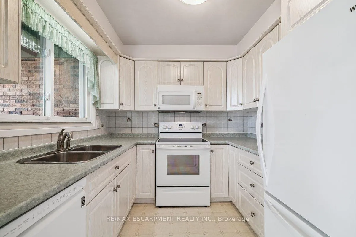 Photo 7 of Unit 4, 1552 Kerns Road, Burlington, Tyandaga — HOMEH