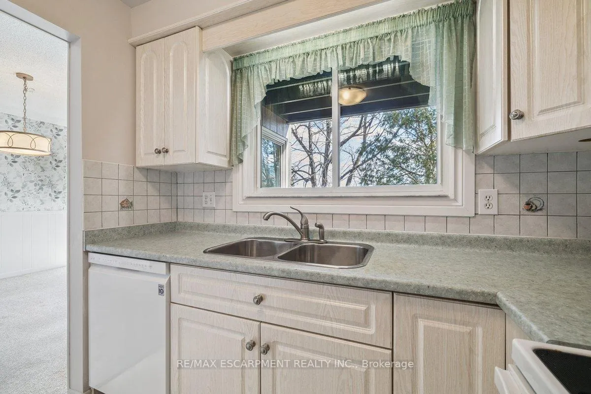 Photo 8 of Unit 4, 1552 Kerns Road, Burlington, Tyandaga — HOMEH