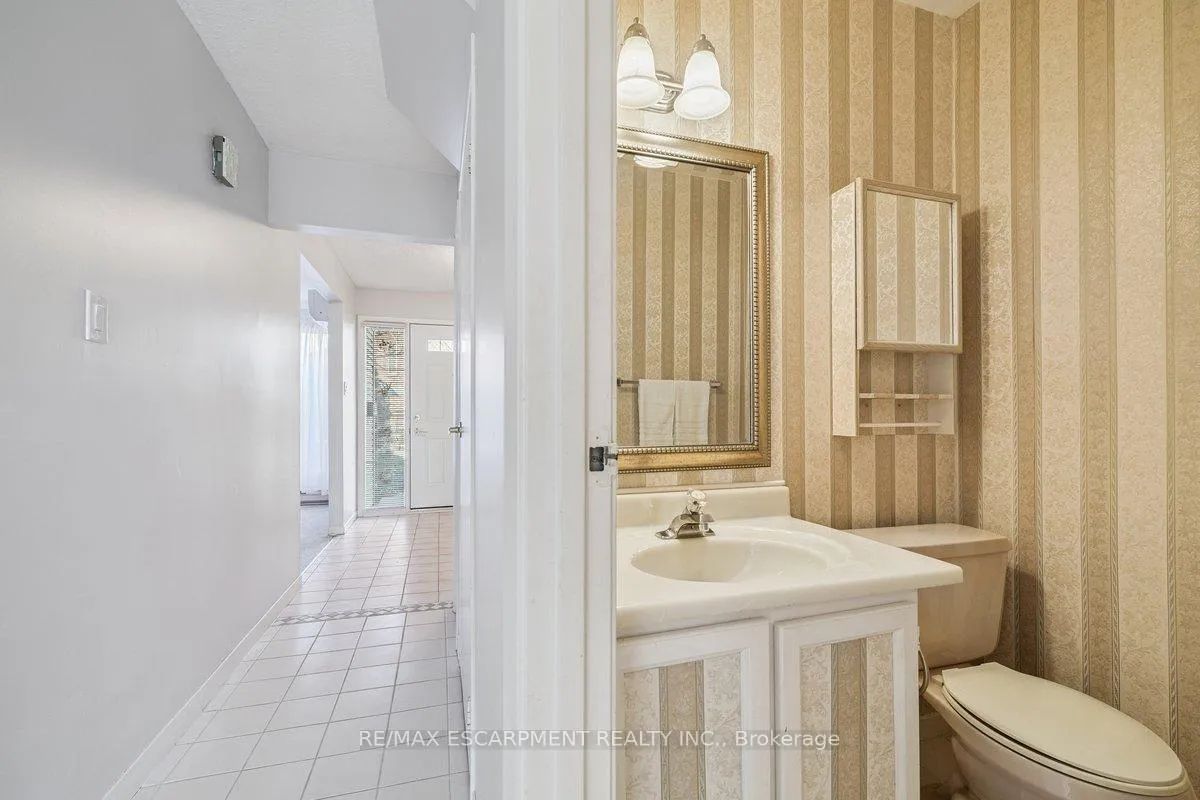 Photo 10 of Unit 4, 1552 Kerns Road, Burlington, Tyandaga — HOMEH