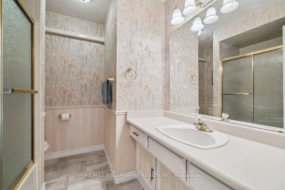 Photo 16 of Unit 4, 1552 Kerns Road, Burlington, Tyandaga — HOMEH