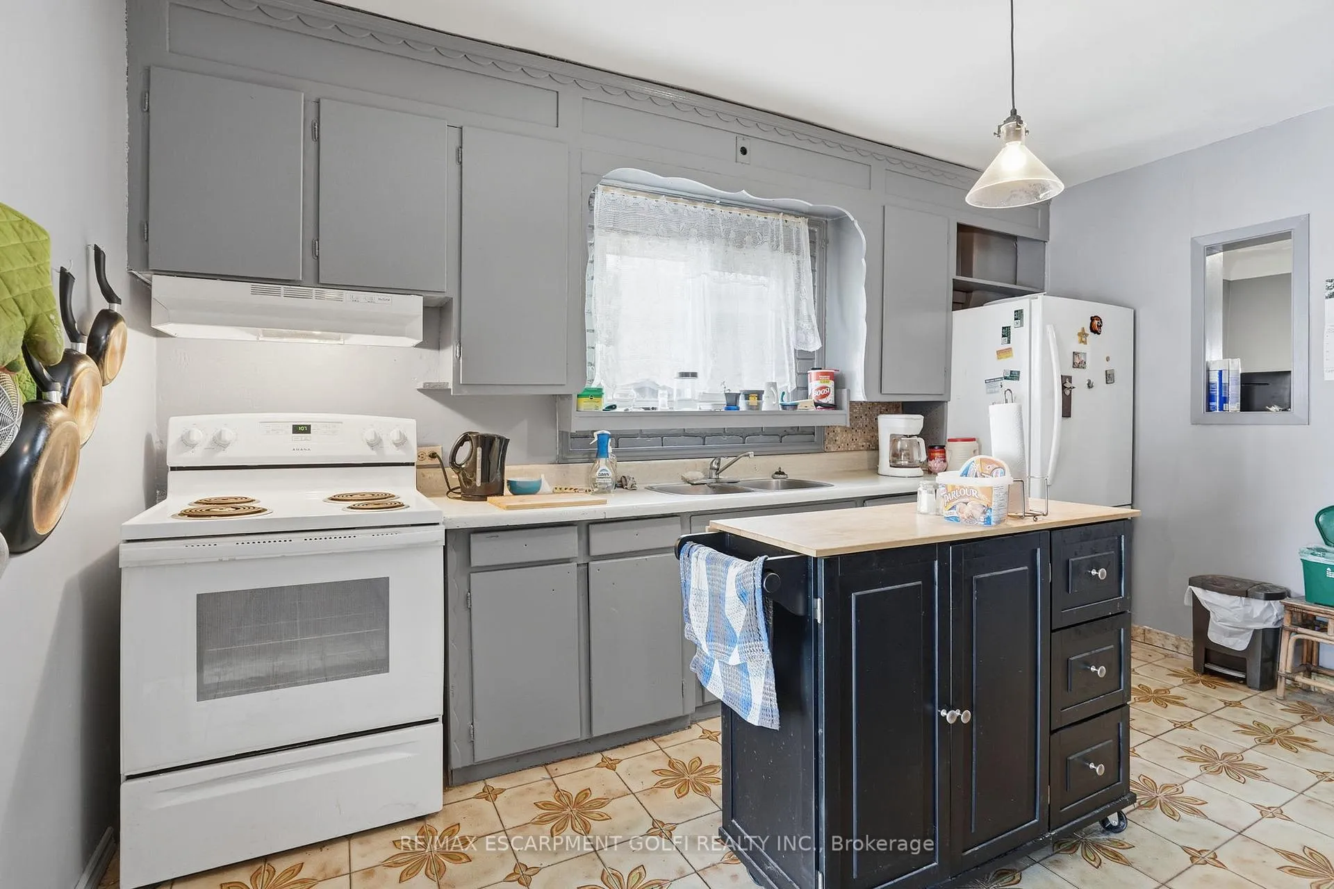 Photo 5 of 121 Gibson Avenue, Hamilton, Gibson — HOMEH