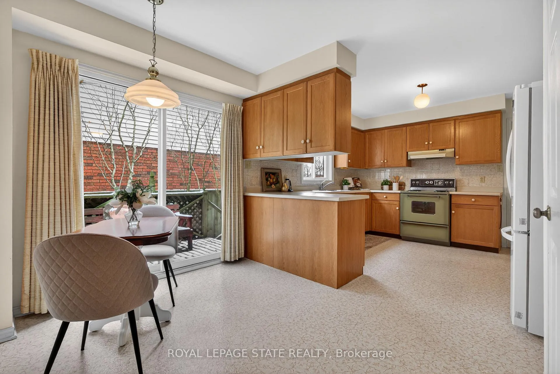 Photo 3 of 133 Central Avenue, Grimsby, Grimsby East — HOMEH