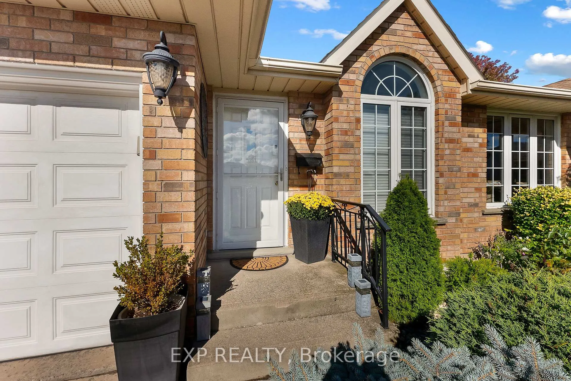 Photo 2 of 7799 Yvette Crescent, Niagara Falls, Ascot — HOMEH