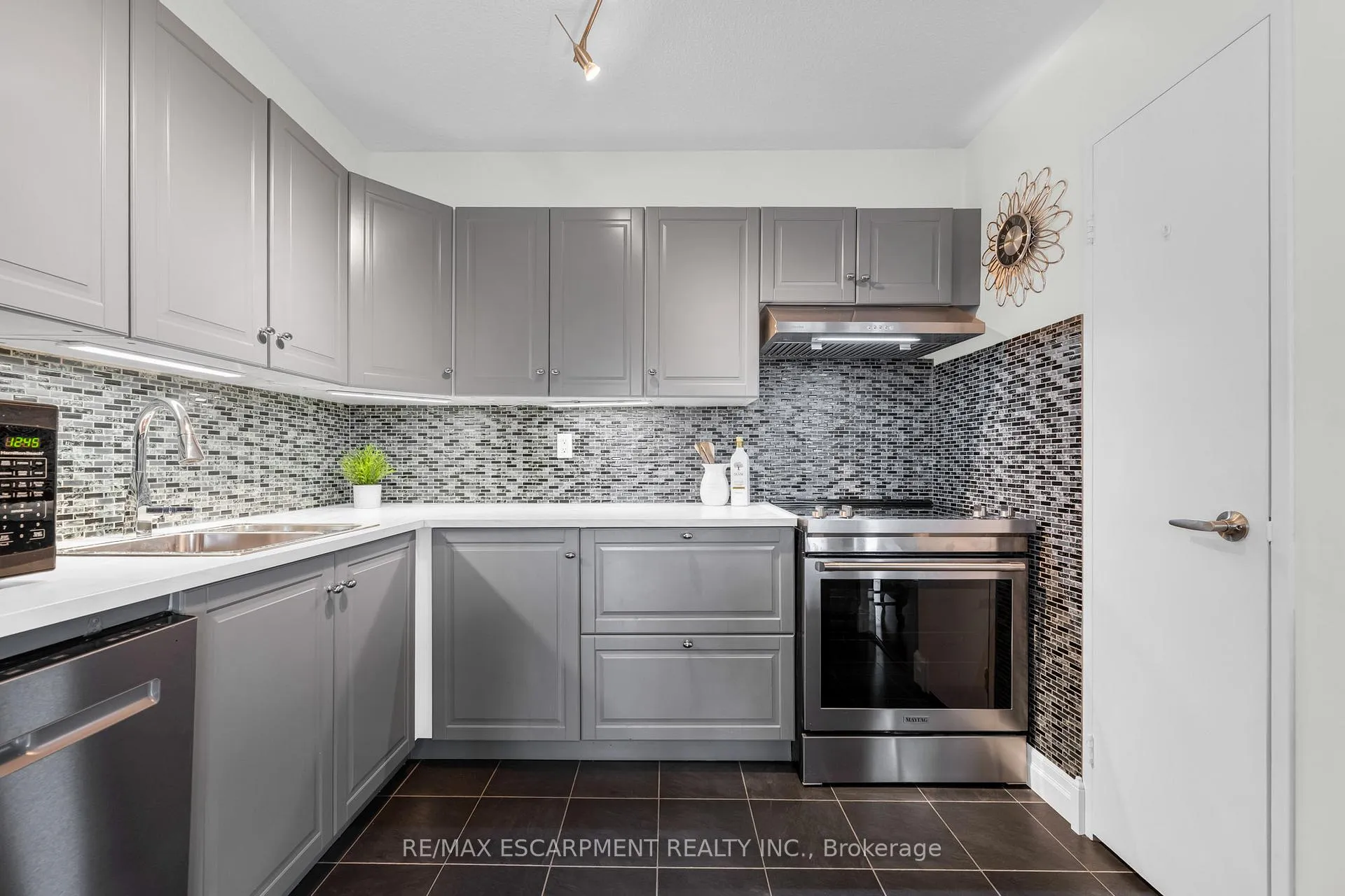 Photo 12 of Unit 214, 500 Green Road, Hamilton, Lakeshore — HOMEH