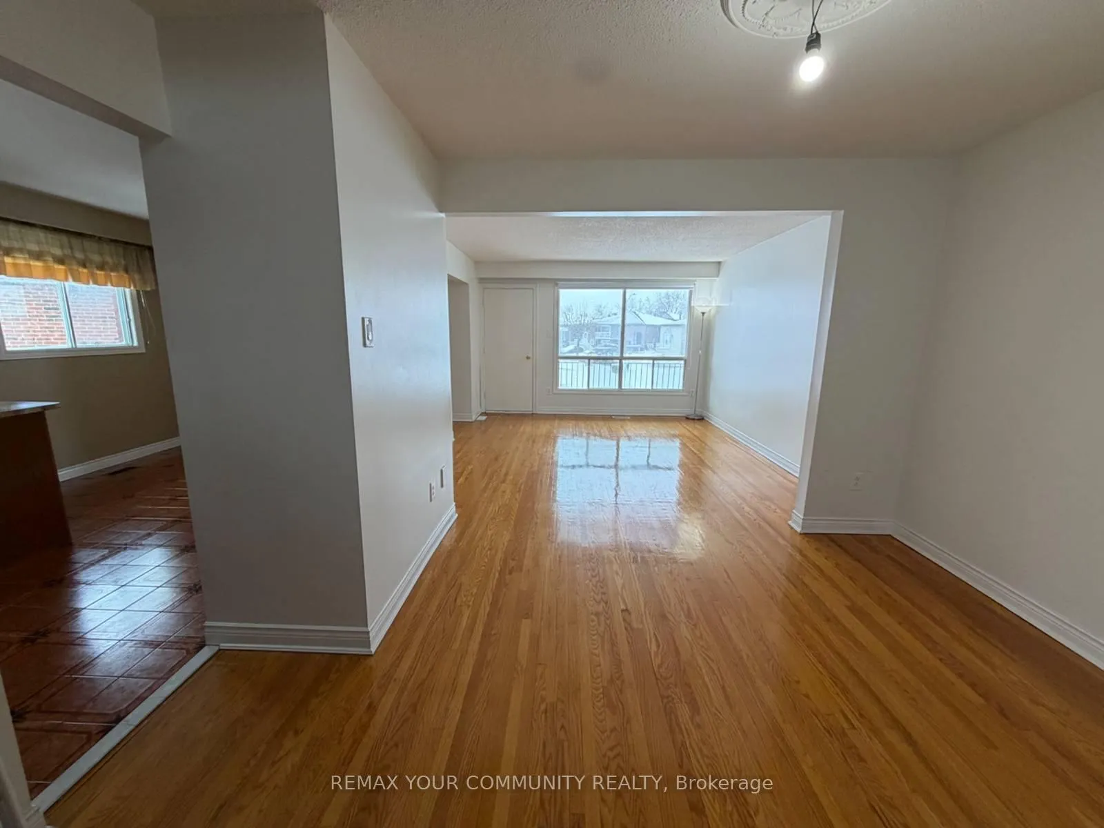 Photo 4 of 12 Stocco Court, Vaughan, West Woodbridge — HOMEH
