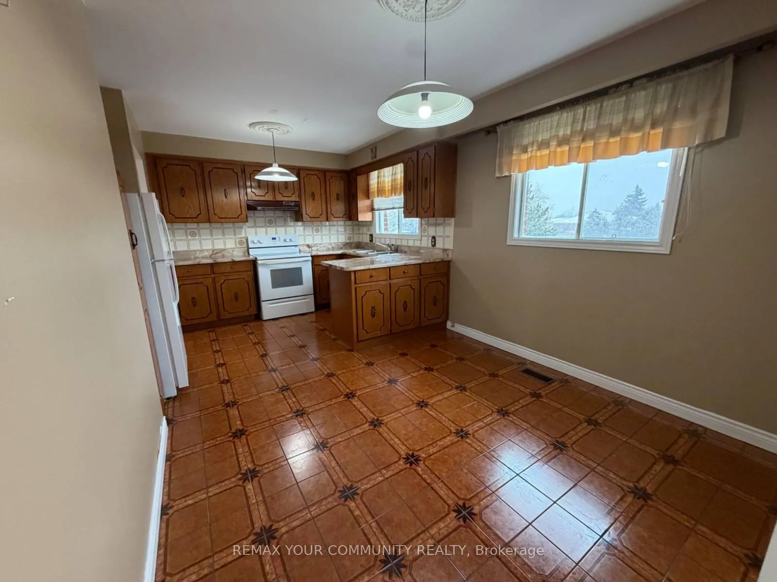 Photo 6 of 12 Stocco Court, Vaughan, West Woodbridge — HOMEH