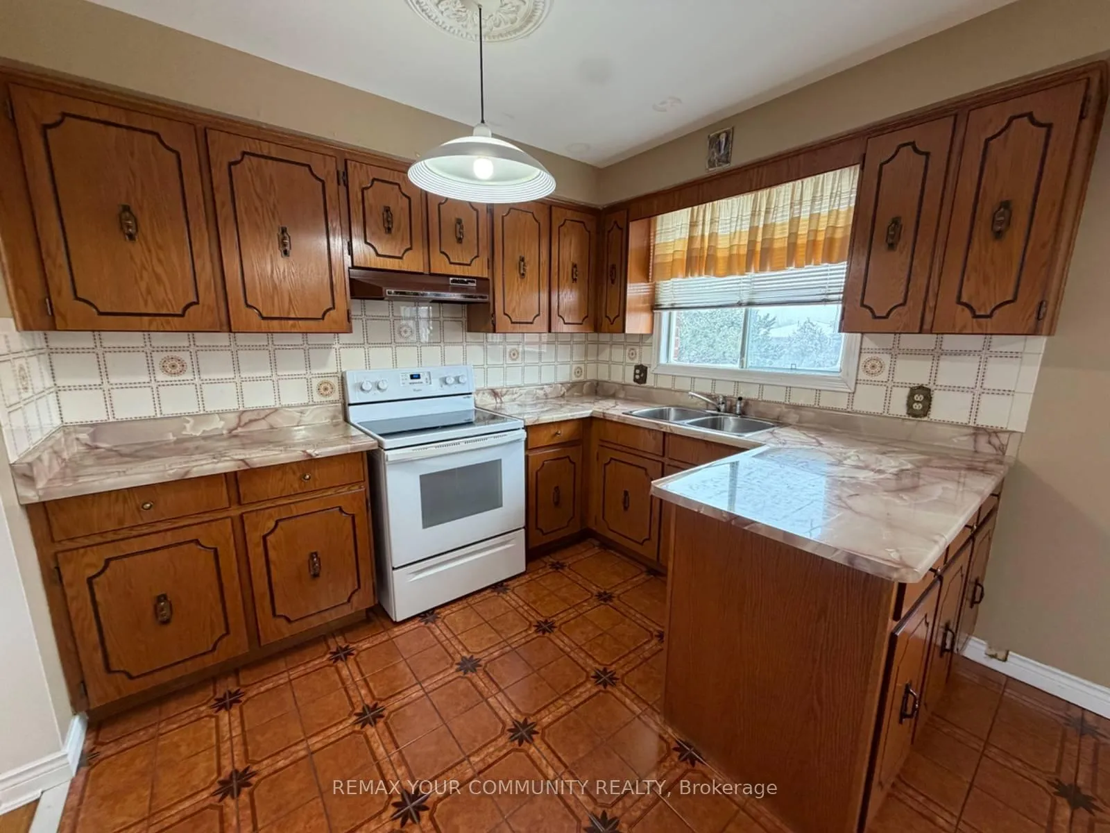 Photo 8 of 12 Stocco Court, Vaughan, West Woodbridge — HOMEH