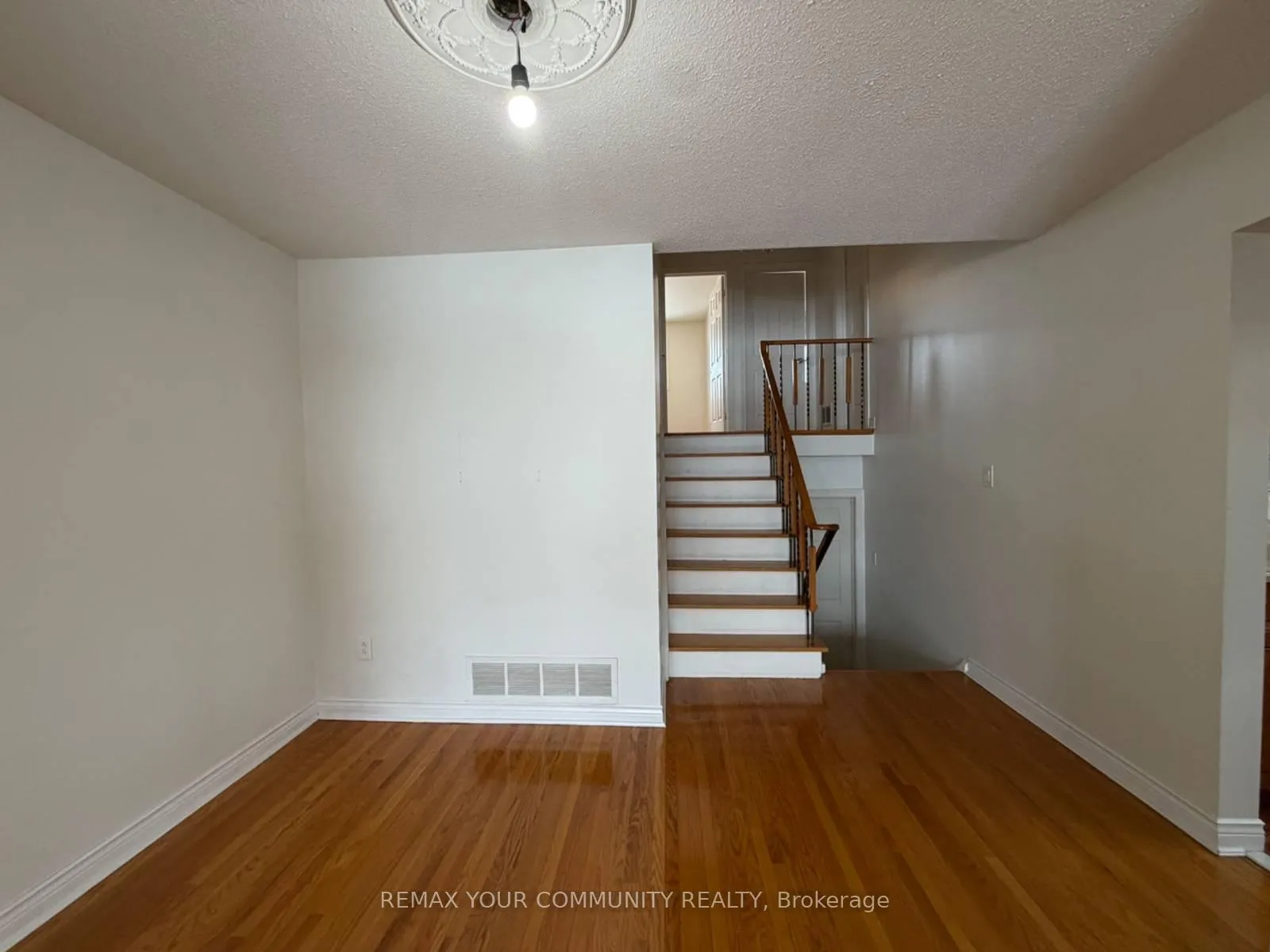 Photo 9 of 12 Stocco Court, Vaughan, West Woodbridge — HOMEH