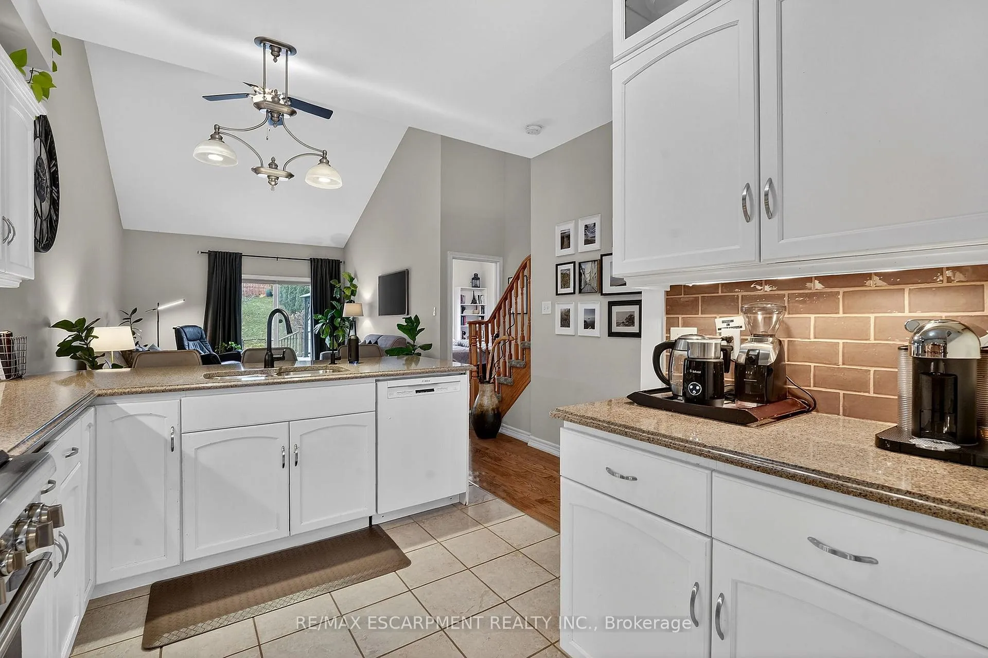 Photo 10 of 6 Conrad Place, Grimsby, Grimsby Beach — HOMEH