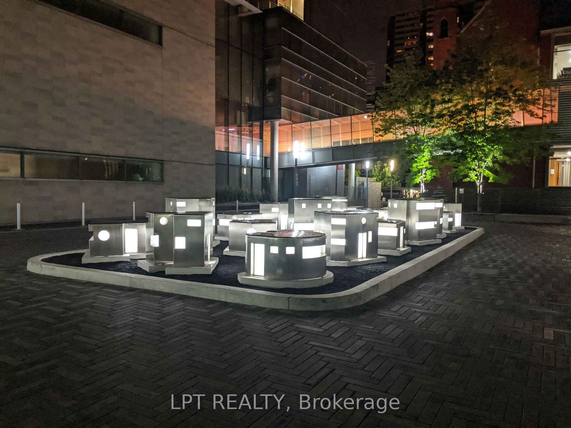 Photo 2 of Unit 403, 281 Mutual Street, Toronto, Church-Yonge Corridor — HOMEH
