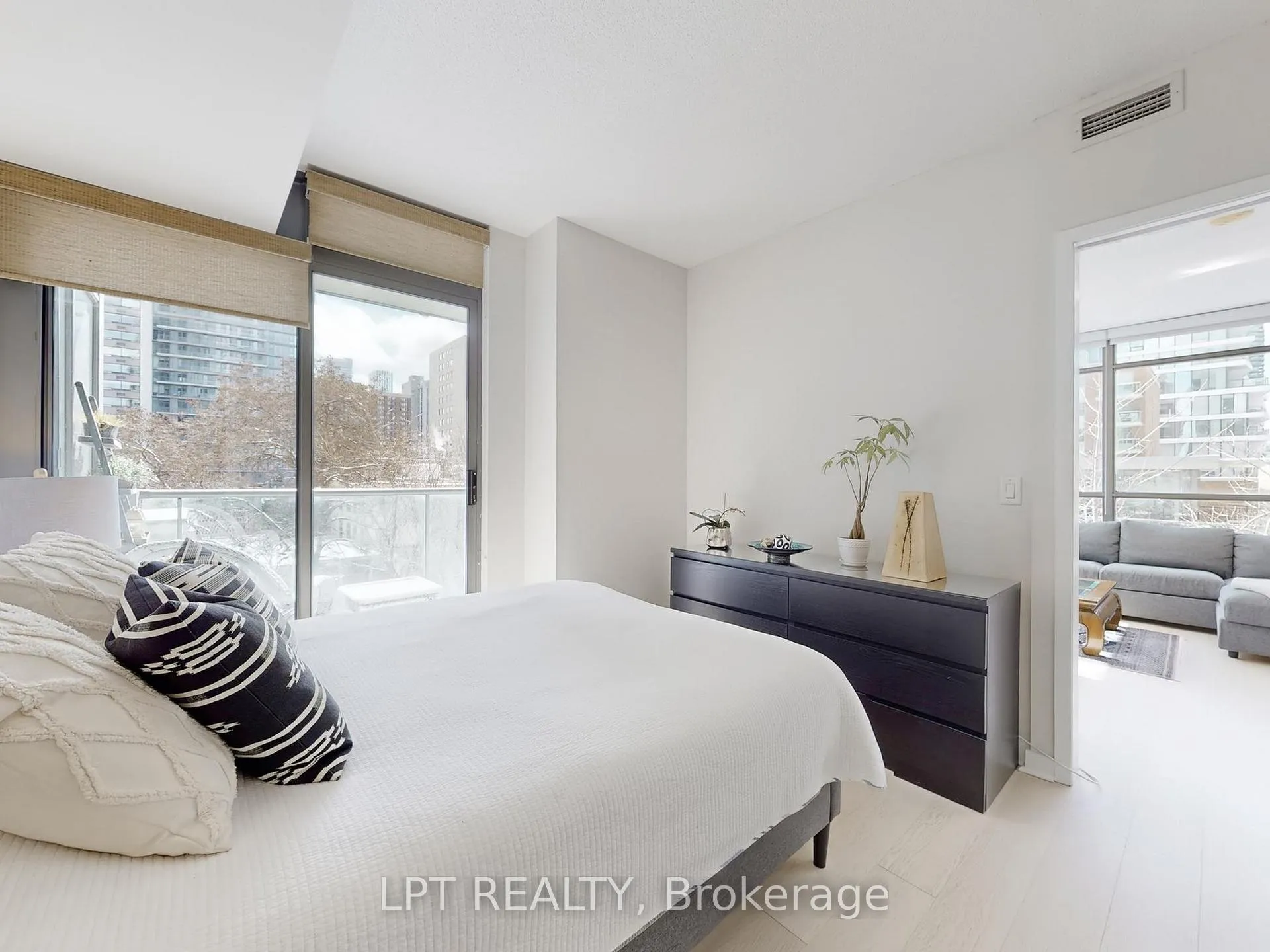 Photo 19 of Unit 403, 281 Mutual Street, Toronto, Church-Yonge Corridor — HOMEH