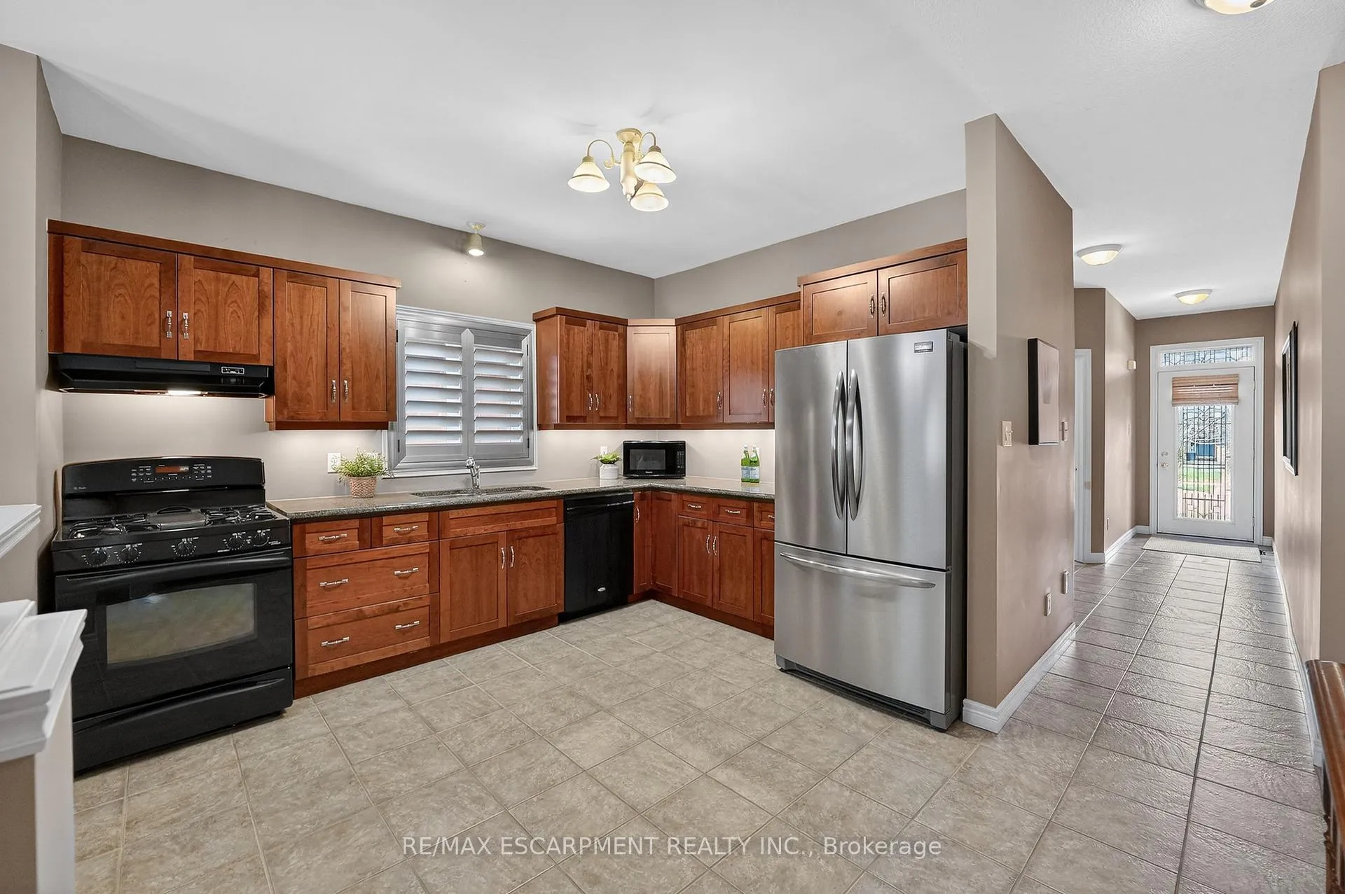 Photo 2 of 26 Conrad Place, Grimsby, Grimsby Beach — HOMEH