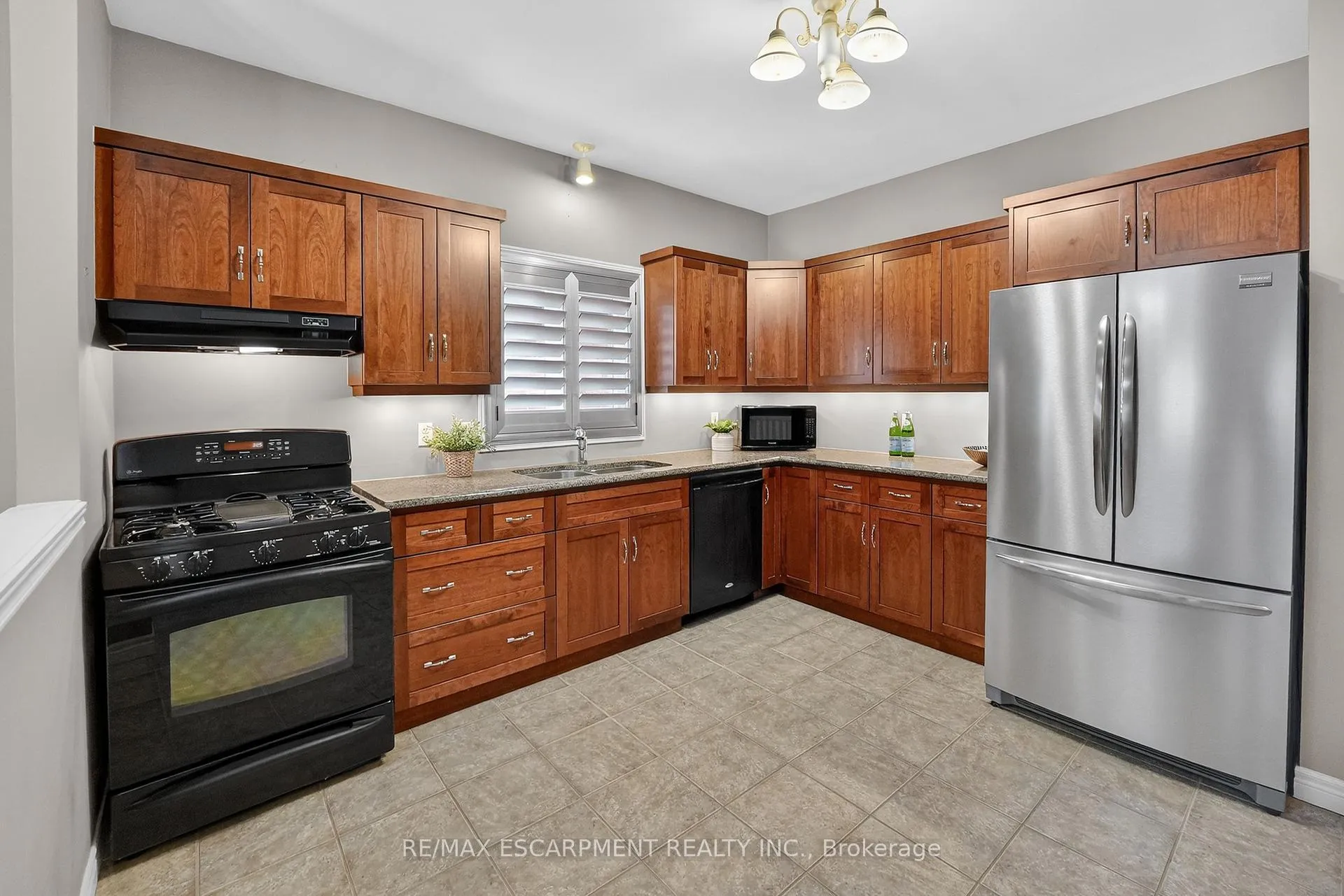 Photo 3 of 26 Conrad Place, Grimsby, Grimsby Beach — HOMEH