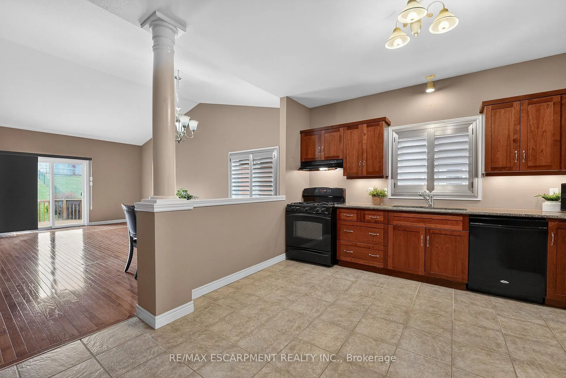 Photo 4 of 26 Conrad Place, Grimsby, Grimsby Beach — HOMEH