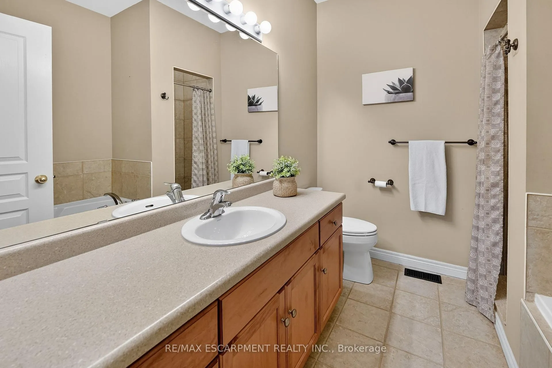 Photo 13 of 26 Conrad Place, Grimsby, Grimsby Beach — HOMEH