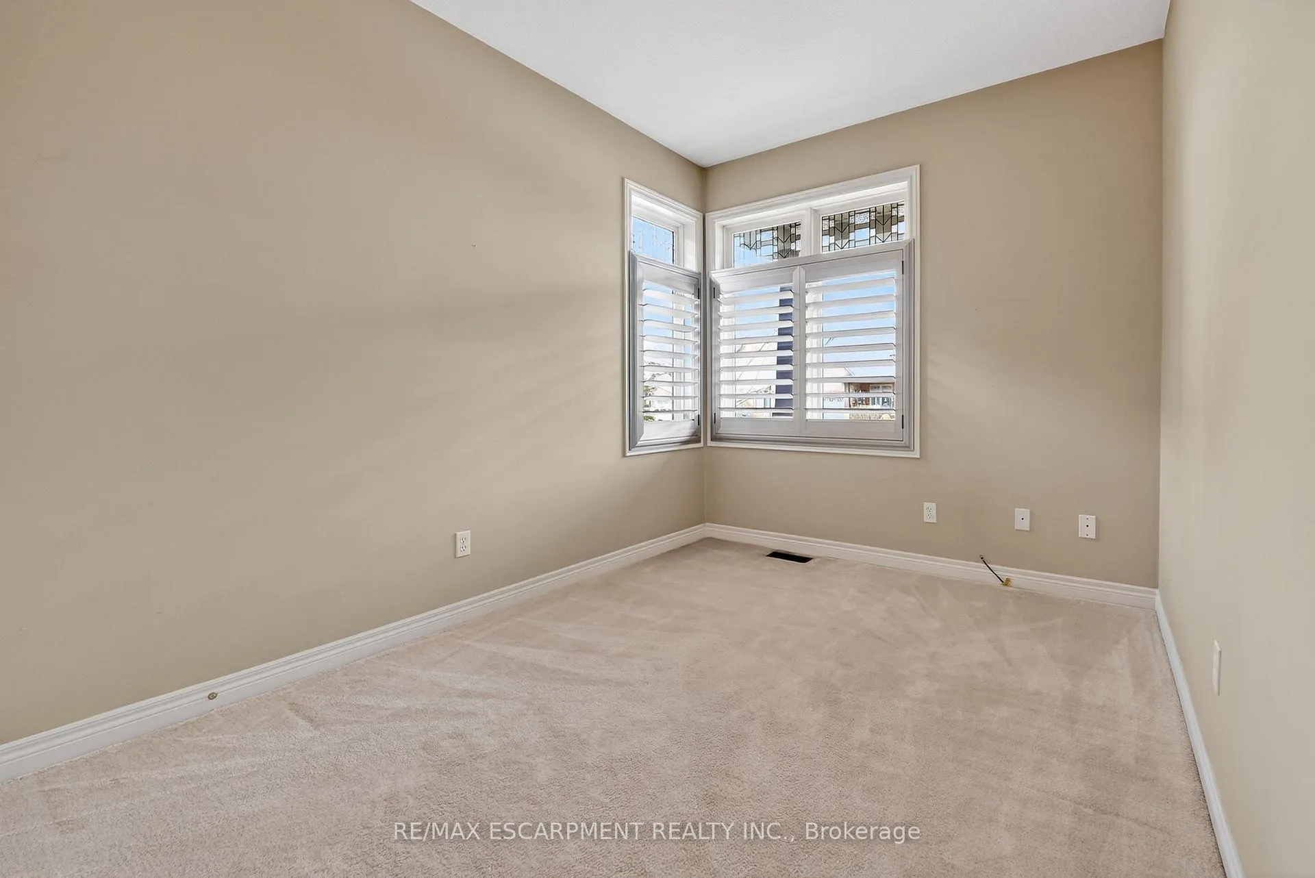 Photo 16 of 26 Conrad Place, Grimsby, Grimsby Beach — HOMEH