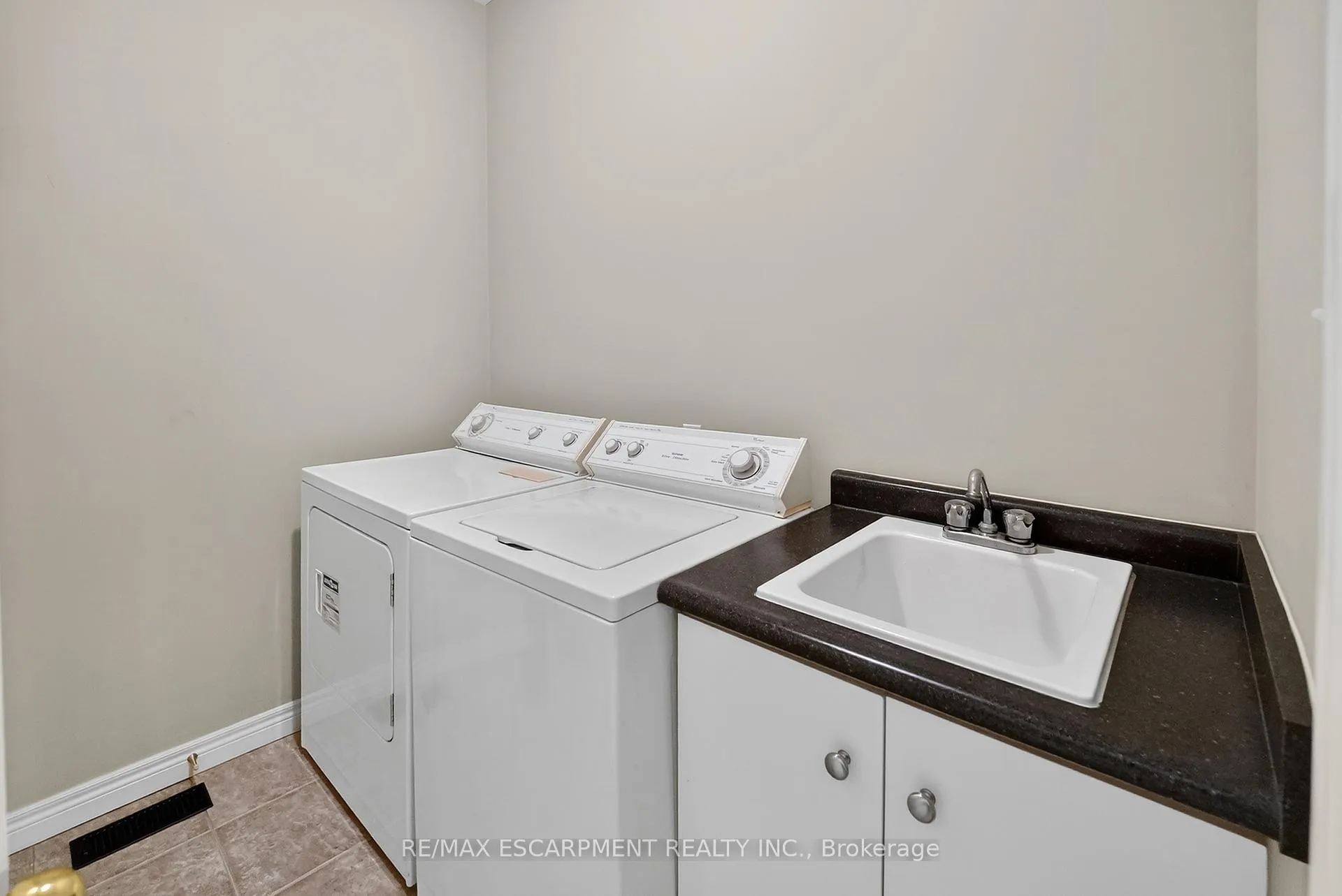 Photo 19 of 26 Conrad Place, Grimsby, Grimsby Beach — HOMEH