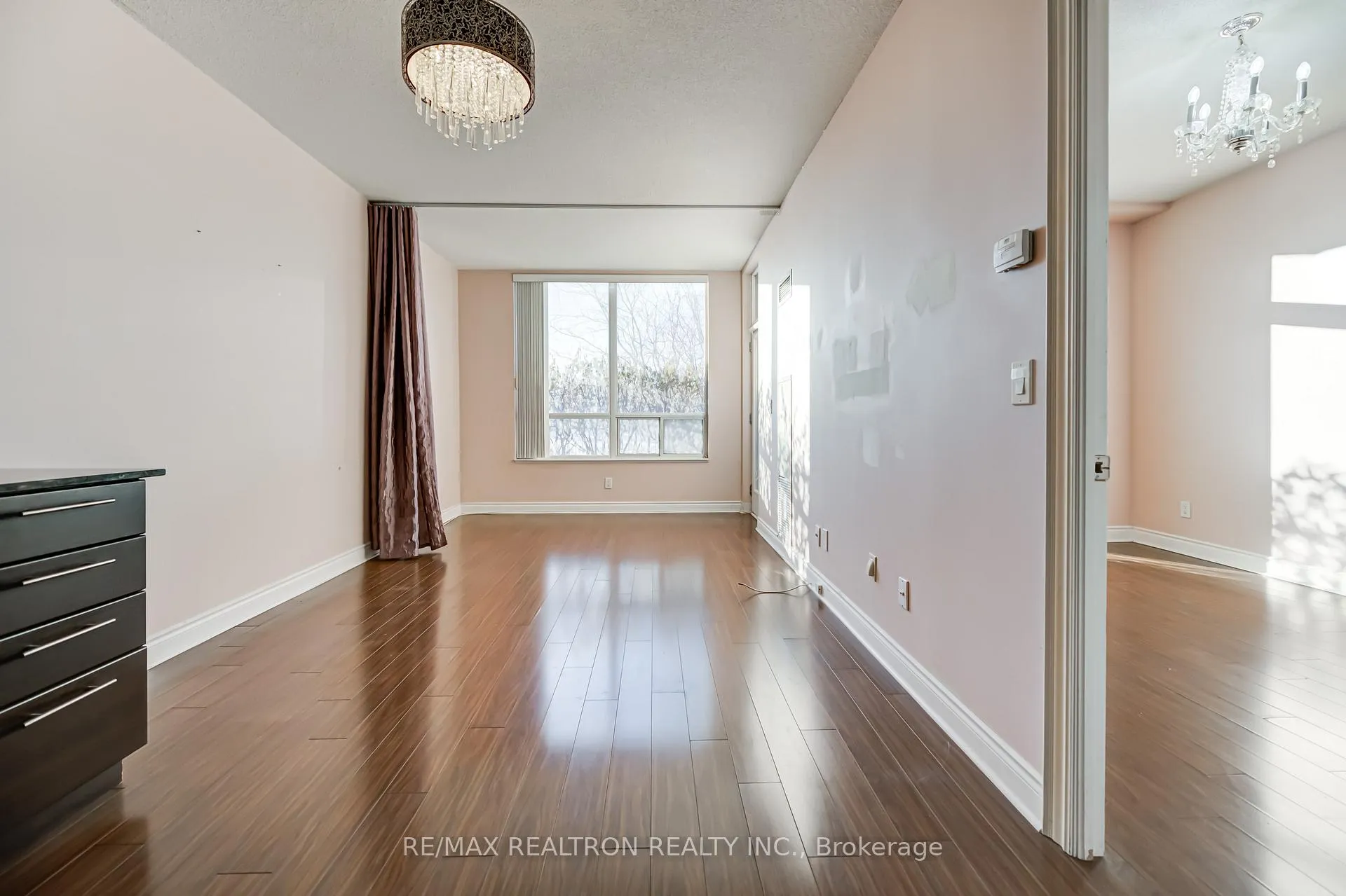 Photo 2 of Unit 109, 37 Galleria Parkway, Markham, Commerce Valley — HOMEH