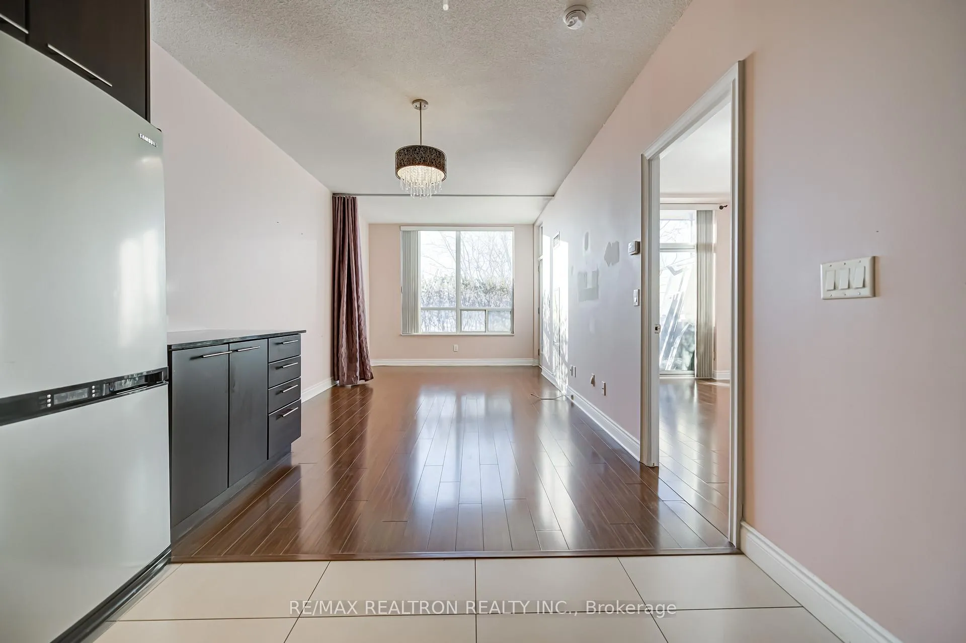Photo 3 of Unit 109, 37 Galleria Parkway, Markham, Commerce Valley — HOMEH