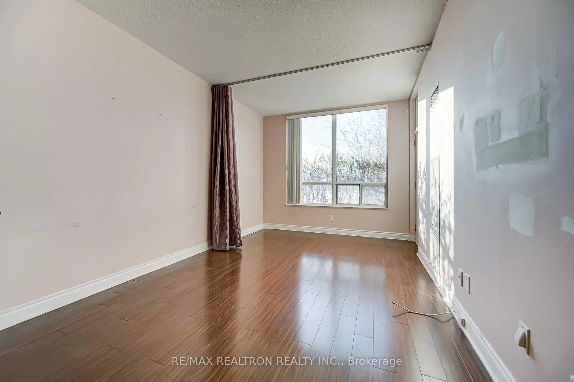 Photo 5 of Unit 109, 37 Galleria Parkway, Markham, Commerce Valley — HOMEH