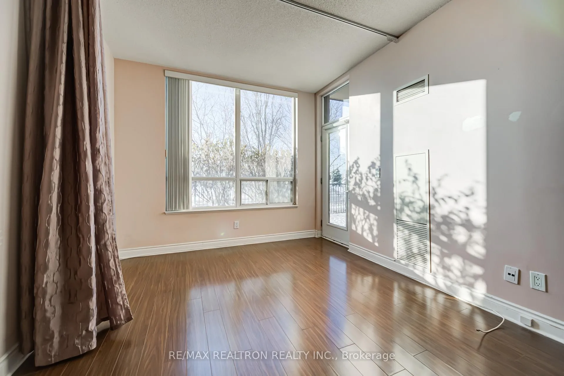 Photo 8 of Unit 109, 37 Galleria Parkway, Markham, Commerce Valley — HOMEH