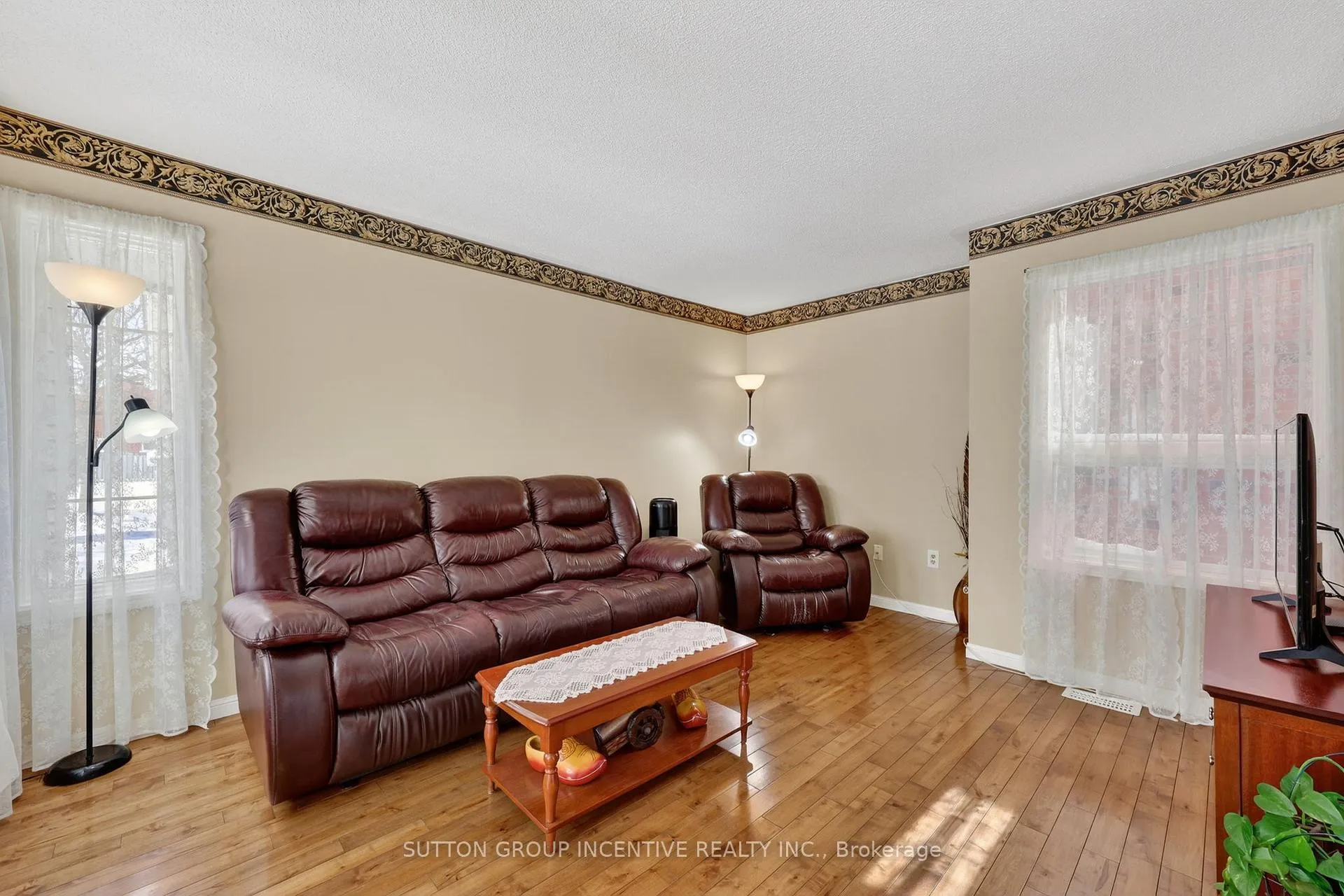 Photo 2 of 41 Herrema Boulevard, Uxbridge — HOMEH