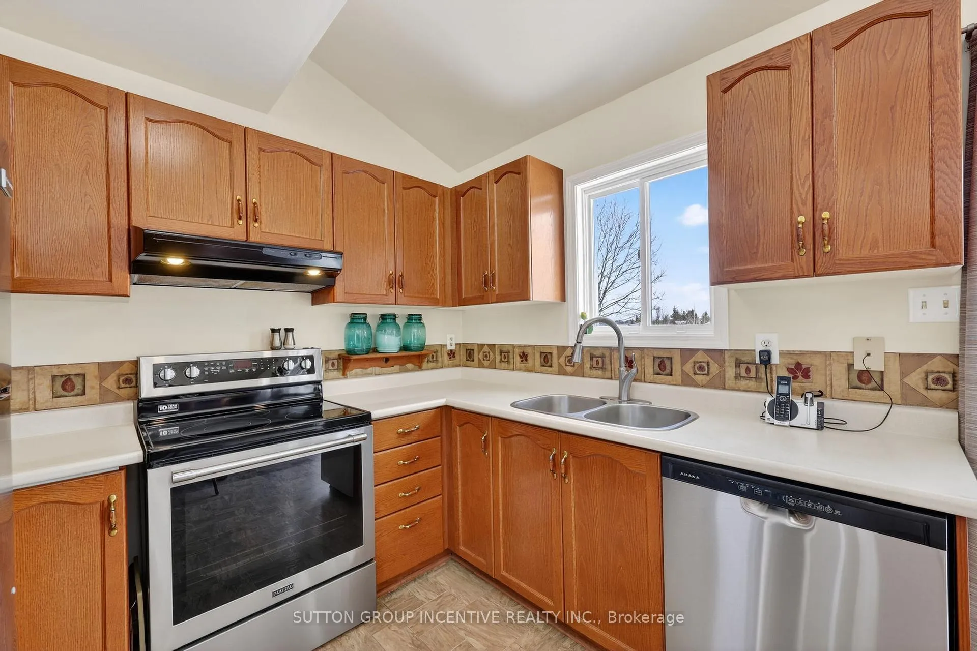 Photo 10 of 41 Herrema Boulevard, Uxbridge — HOMEH