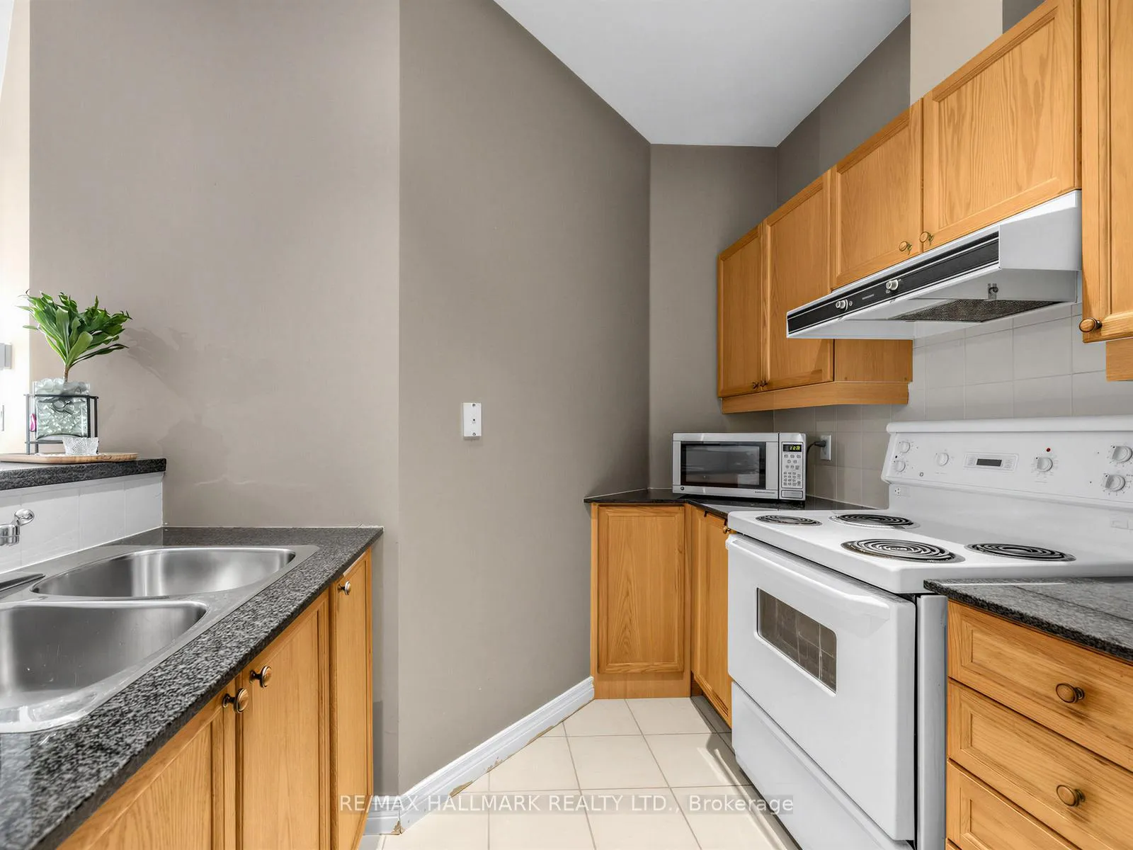 Photo 6 of Unit 724, 1 Leaside Park Drive, Toronto, Thorncliffe Park — HOMEH