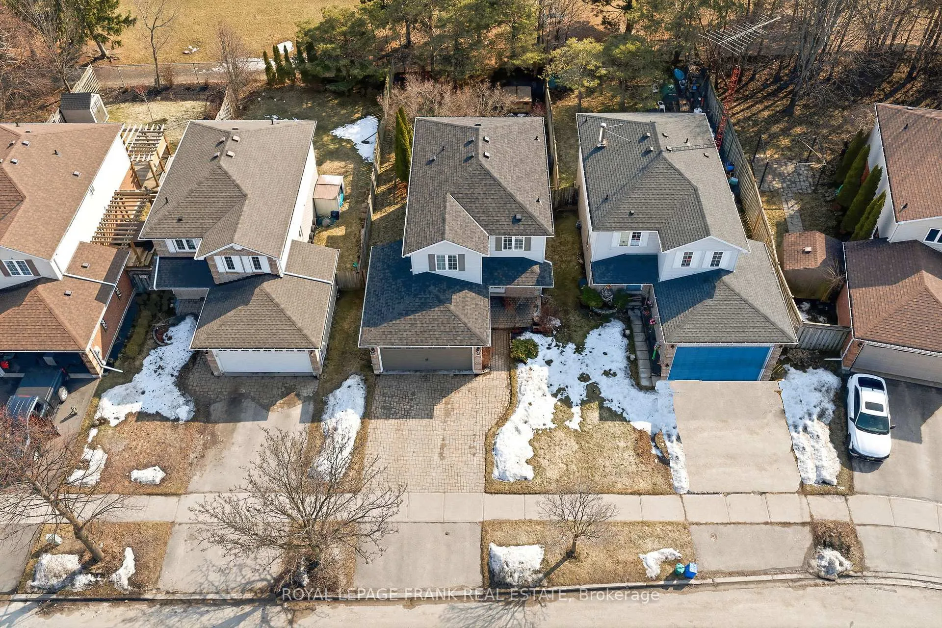 Photo 2 of 15 Maxwell Court, Clarington, Bowmanville — HOMEH