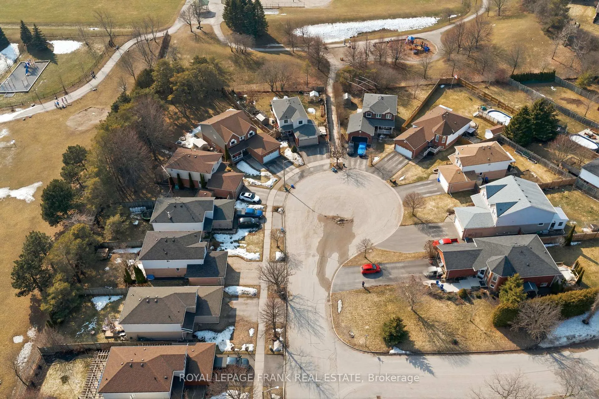 Photo 3 of 15 Maxwell Court, Clarington, Bowmanville — HOMEH