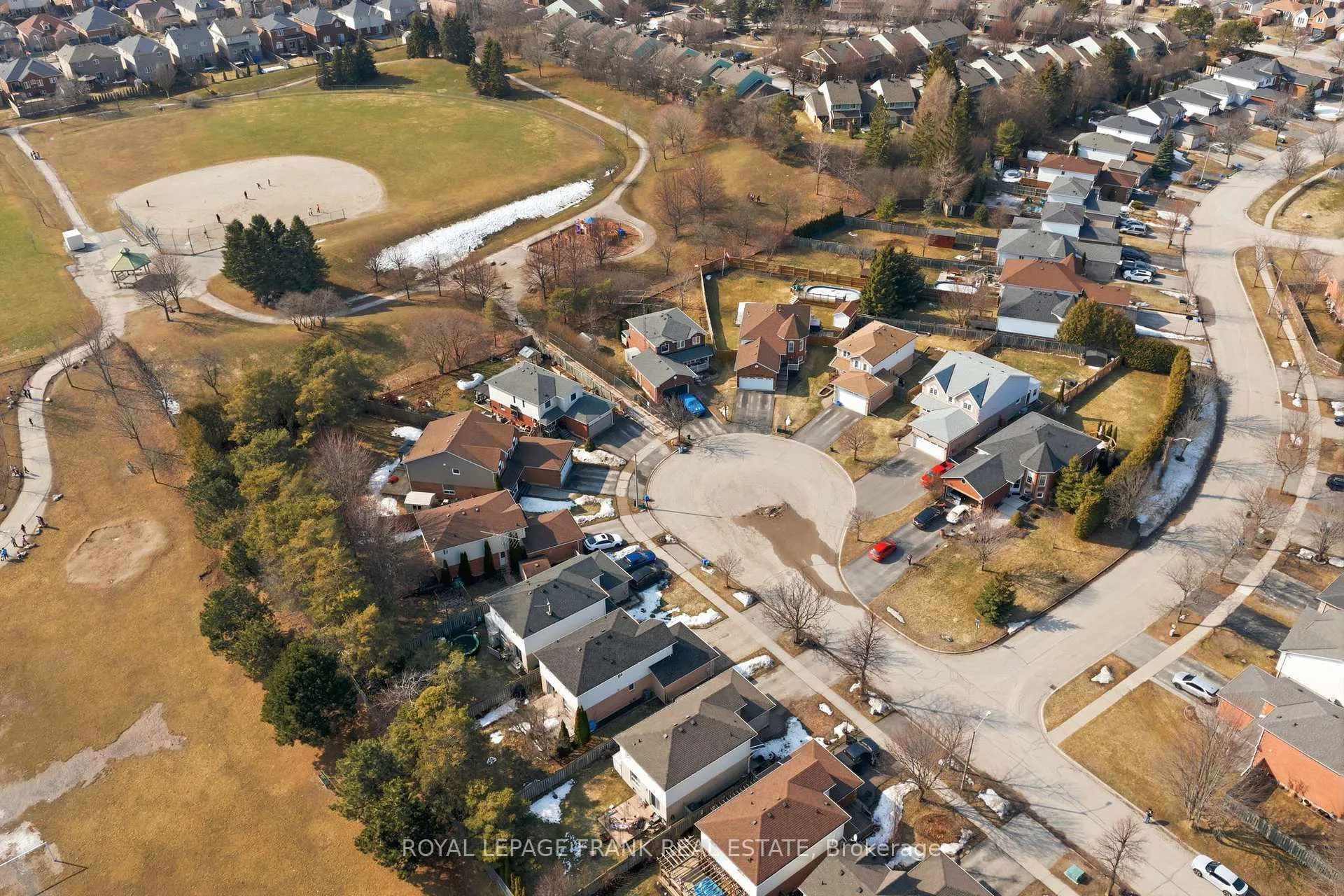 Photo 4 of 15 Maxwell Court, Clarington, Bowmanville — HOMEH