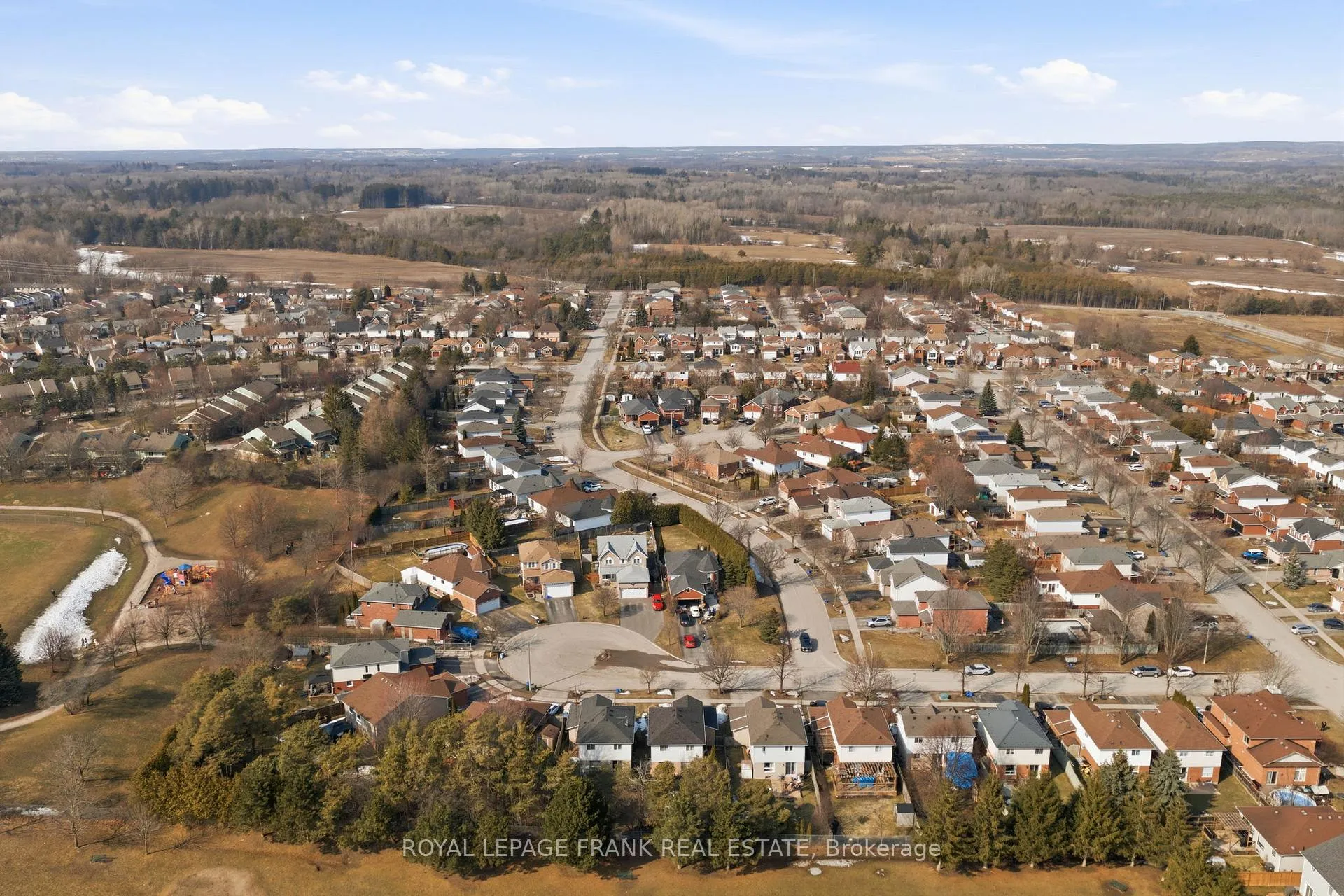 Photo 5 of 15 Maxwell Court, Clarington, Bowmanville — HOMEH