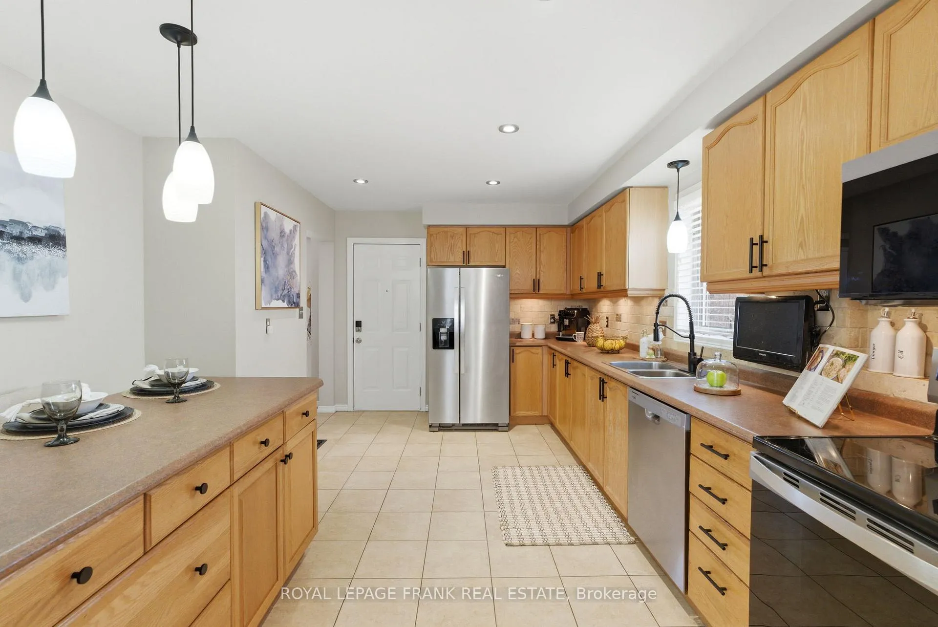 Photo 7 of 15 Maxwell Court, Clarington, Bowmanville — HOMEH