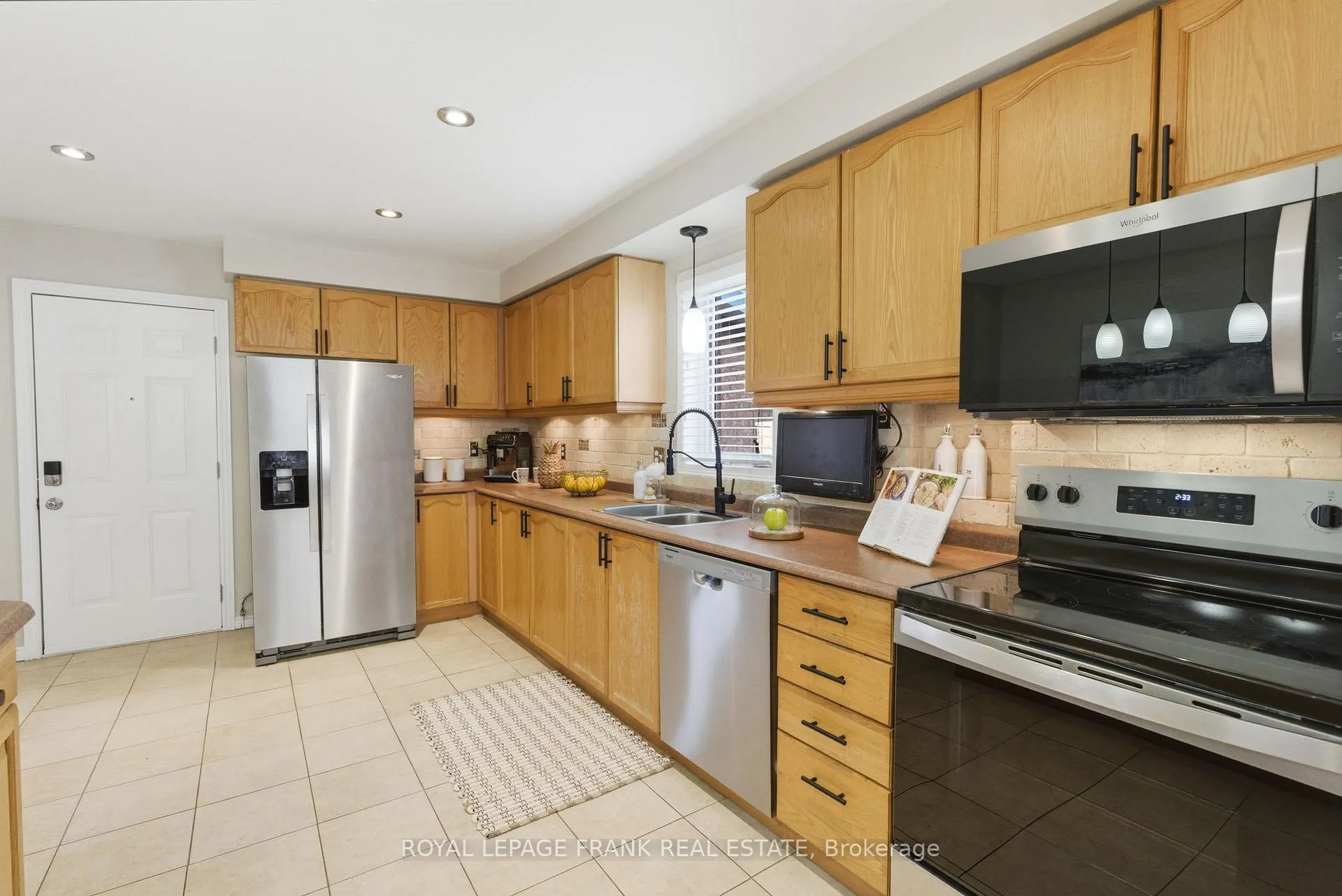 Photo 8 of 15 Maxwell Court, Clarington, Bowmanville — HOMEH