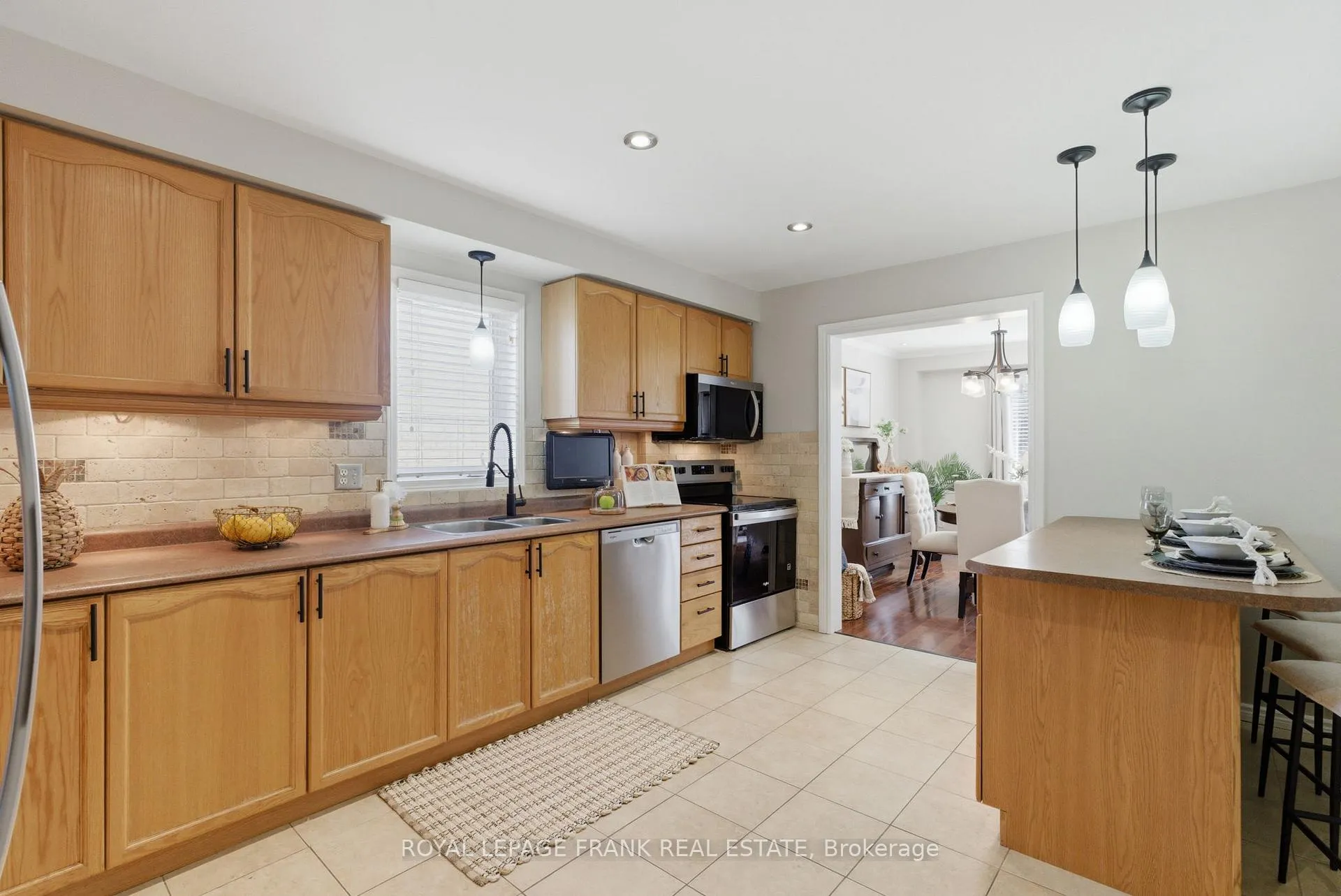 Photo 9 of 15 Maxwell Court, Clarington, Bowmanville — HOMEH
