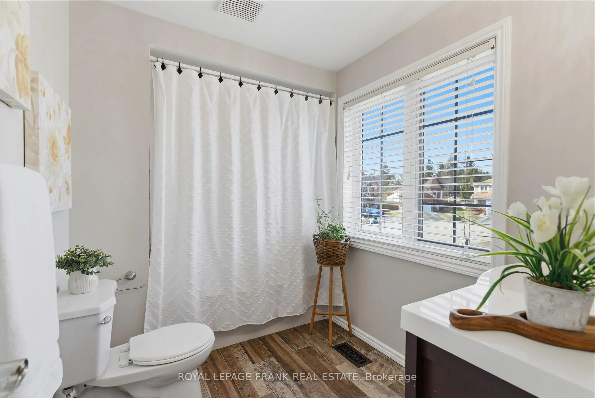 Photo 20 of 15 Maxwell Court, Clarington, Bowmanville — HOMEH