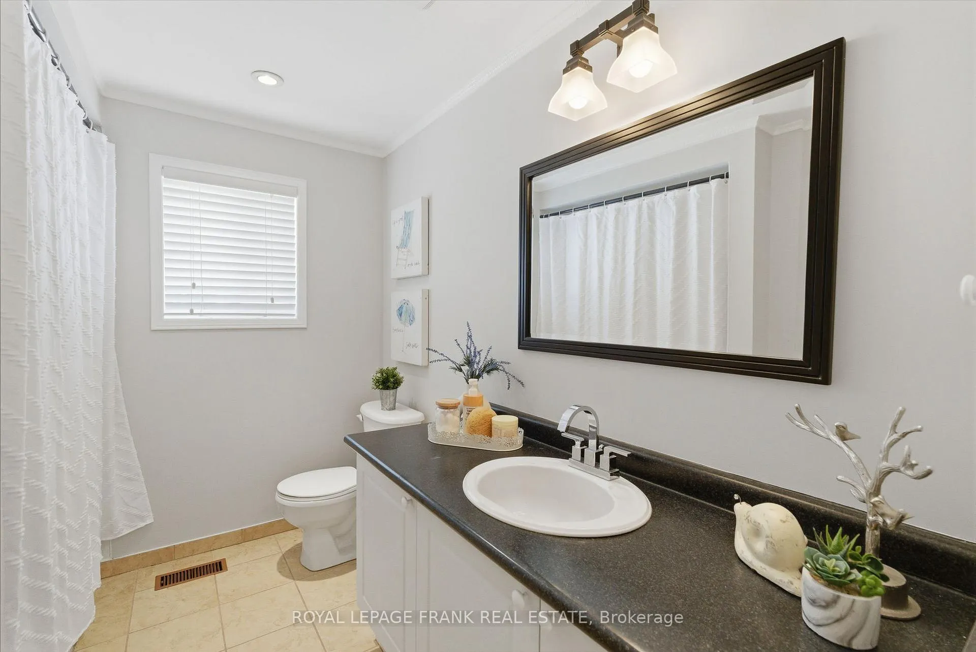 Photo 24 of 15 Maxwell Court, Clarington, Bowmanville — HOMEH