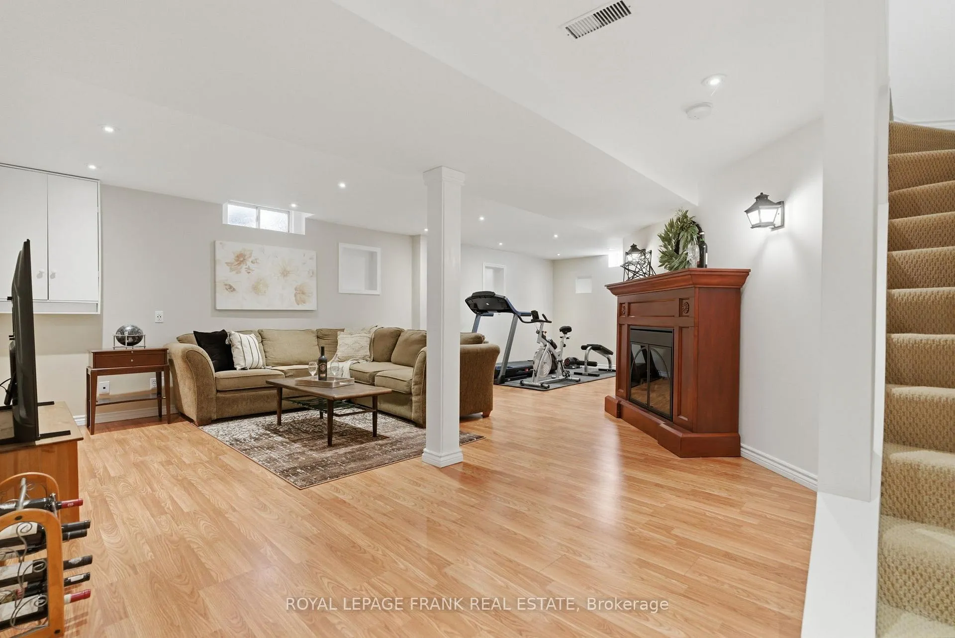 Photo 25 of 15 Maxwell Court, Clarington, Bowmanville — HOMEH