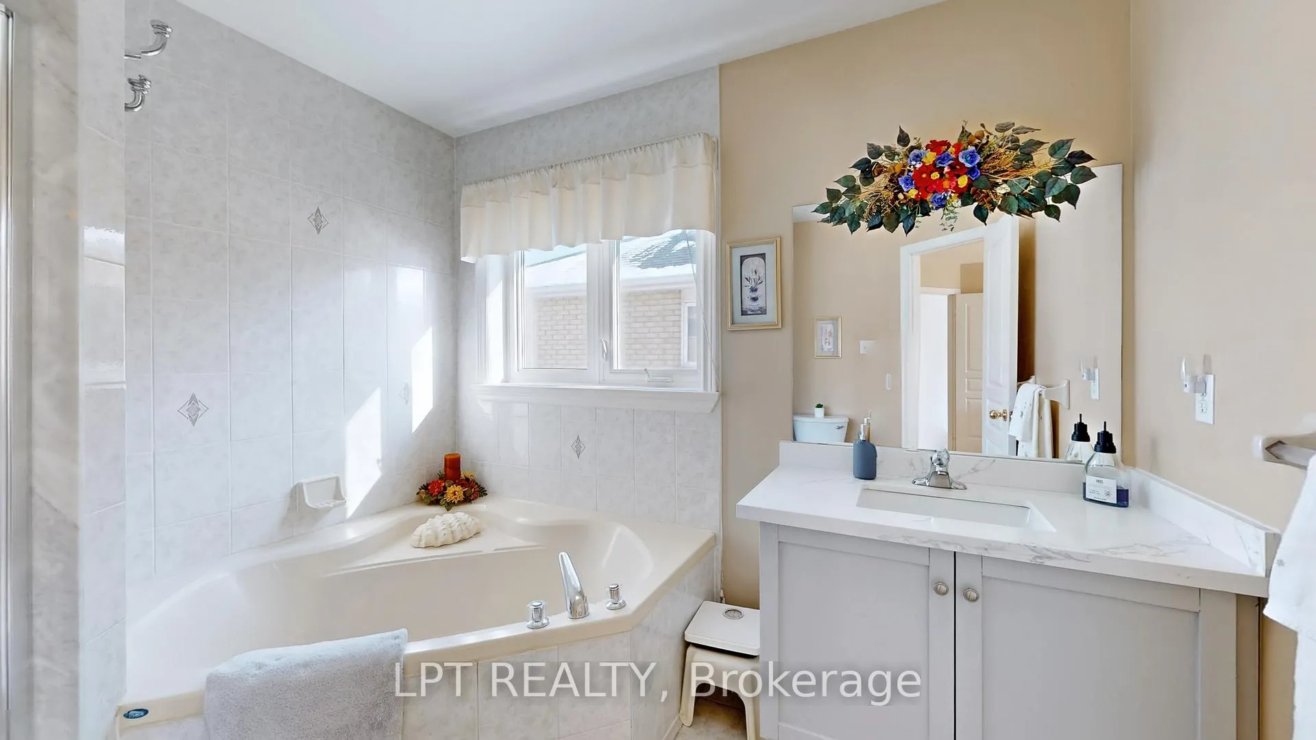 Photo 13 of 1887 Fairport Road, Pickering, Dunbarton — HOMEH