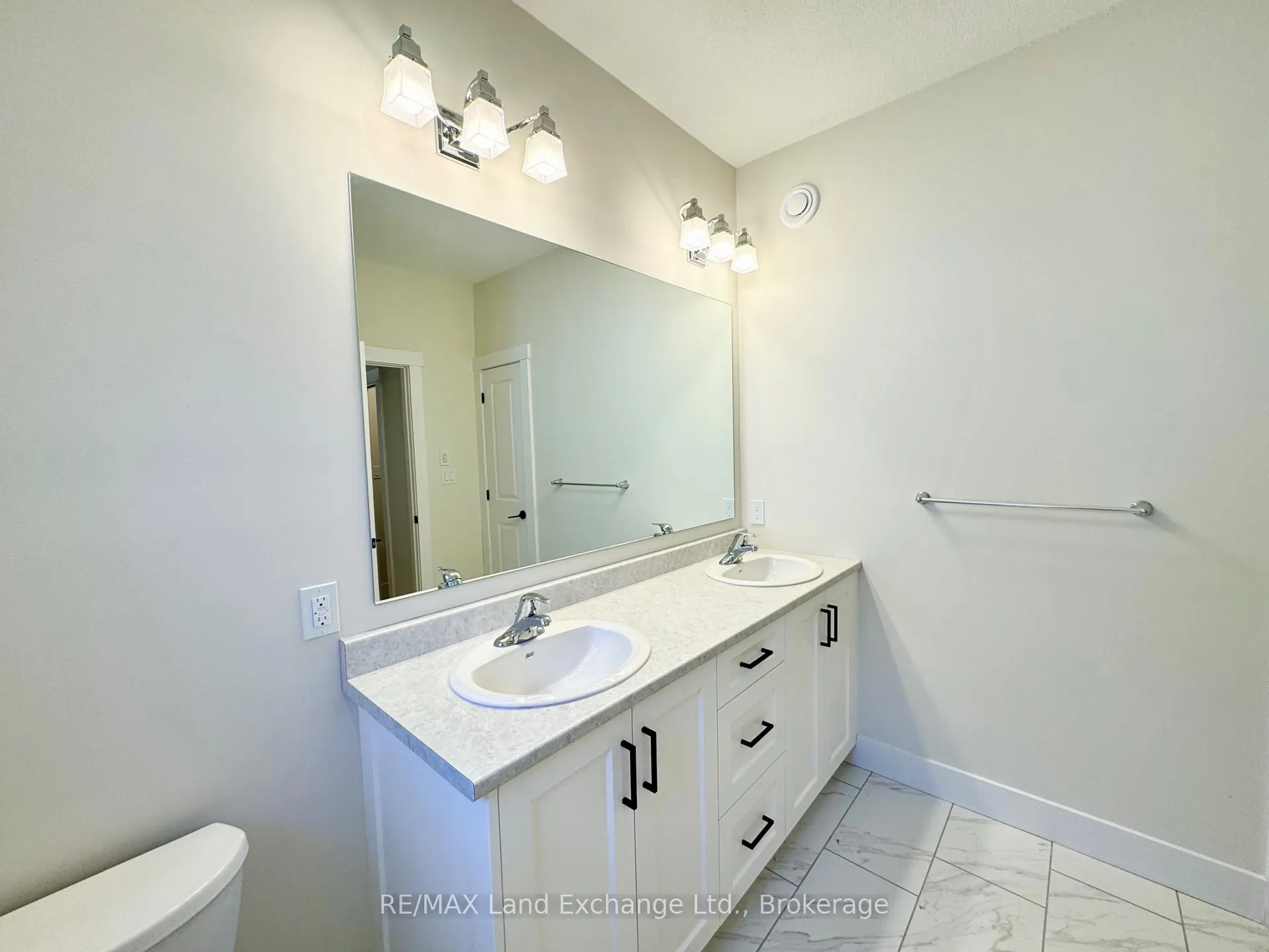 Photo 8 of 11 Nyah Court, Kincardine — HOMEH