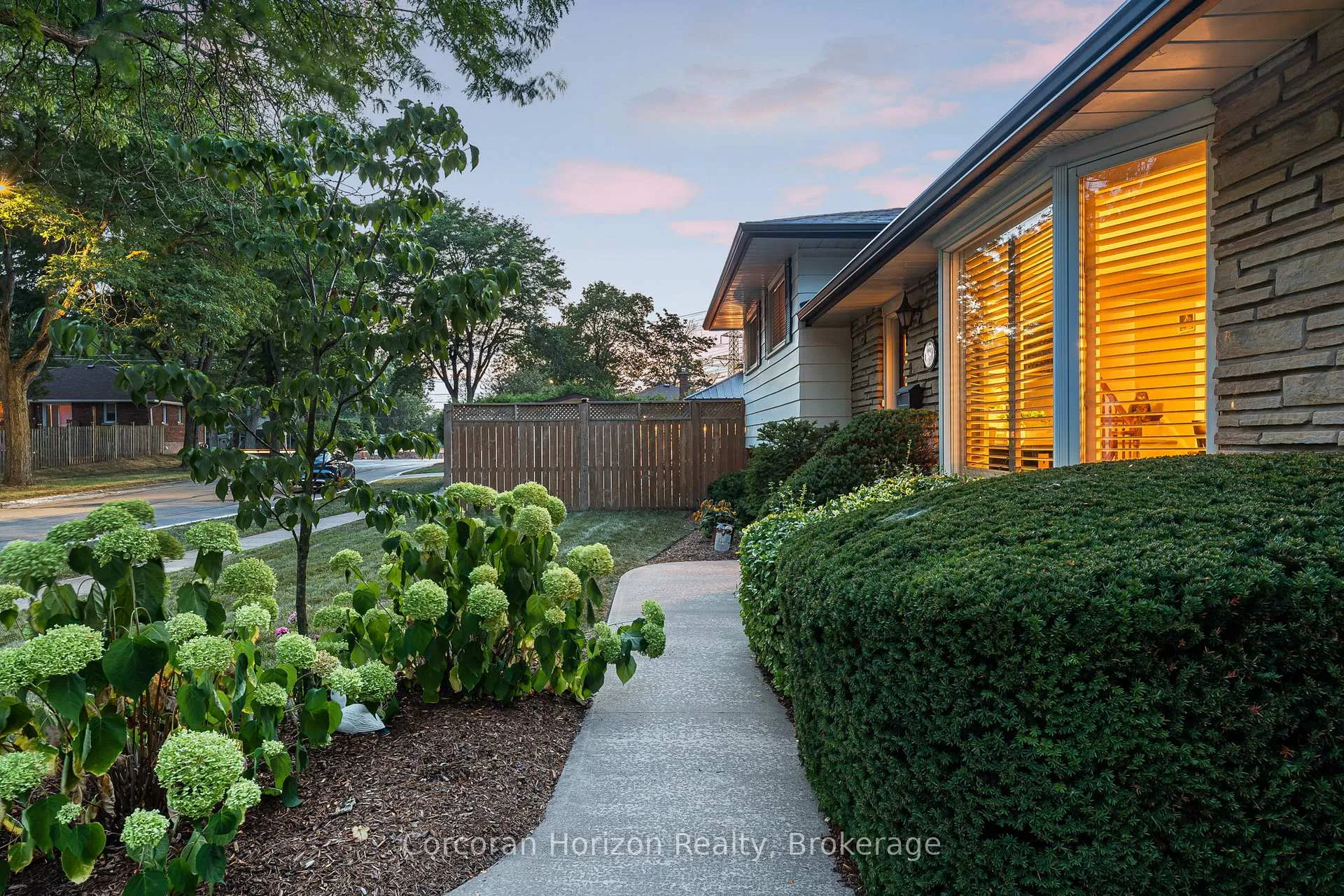 Photo 2 of 6845 Wilinger Street, Niagara Falls, Stamford — HOMEH