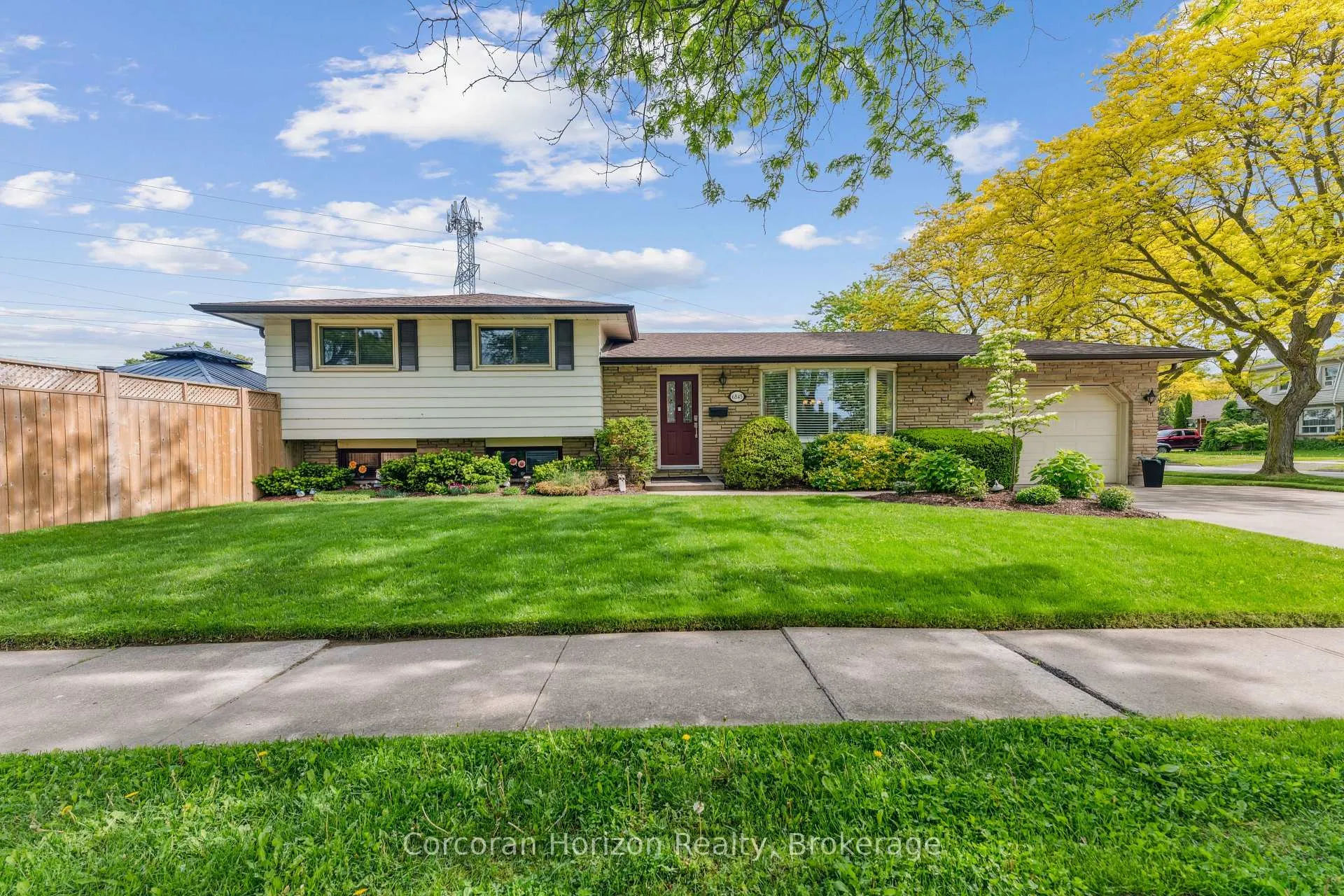 Photo 3 of 6845 Wilinger Street, Niagara Falls, Stamford — HOMEH