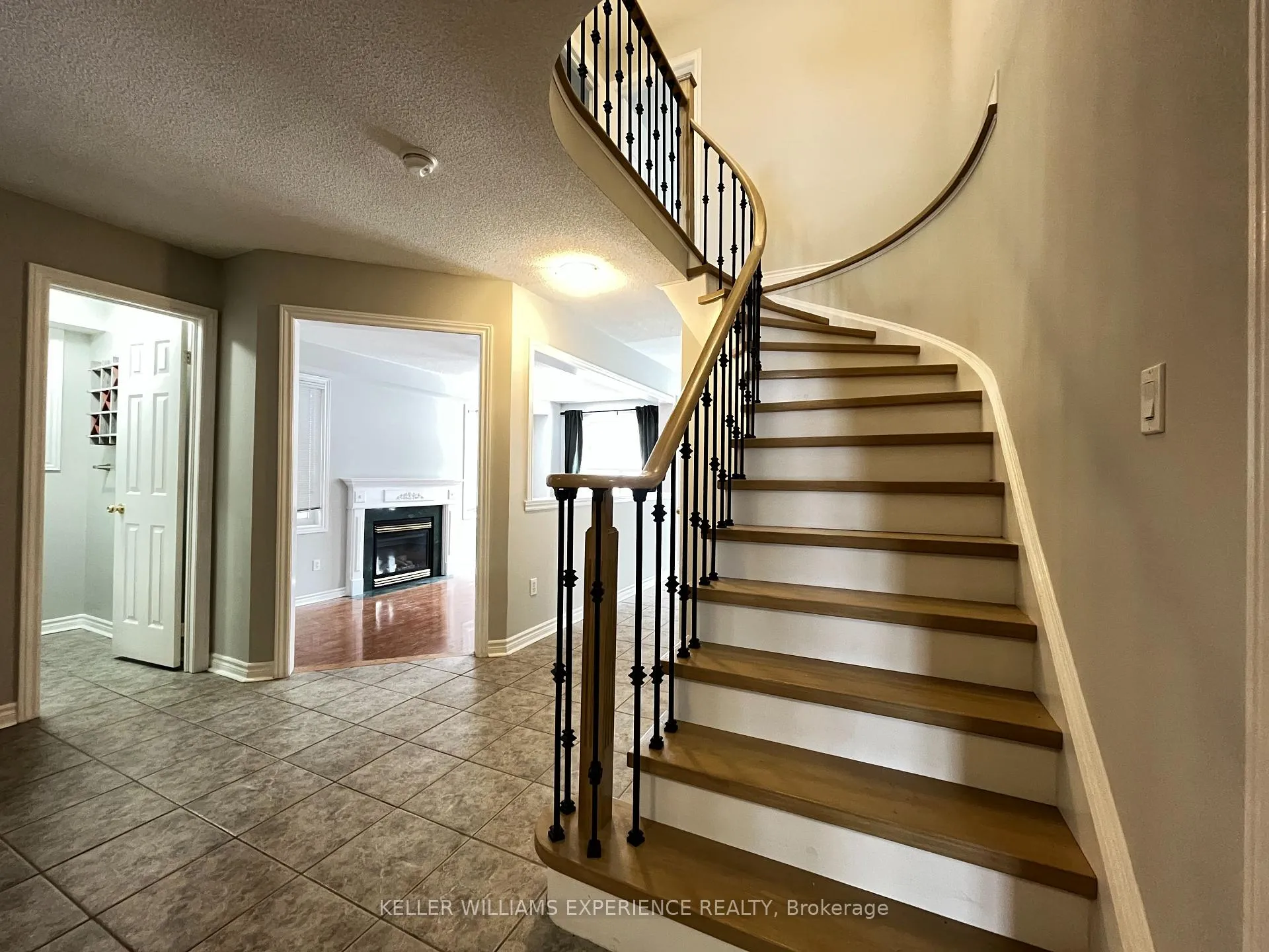 Photo 5 of 59 Birchwood Drive, Barrie, East Bayfield — HOMEH