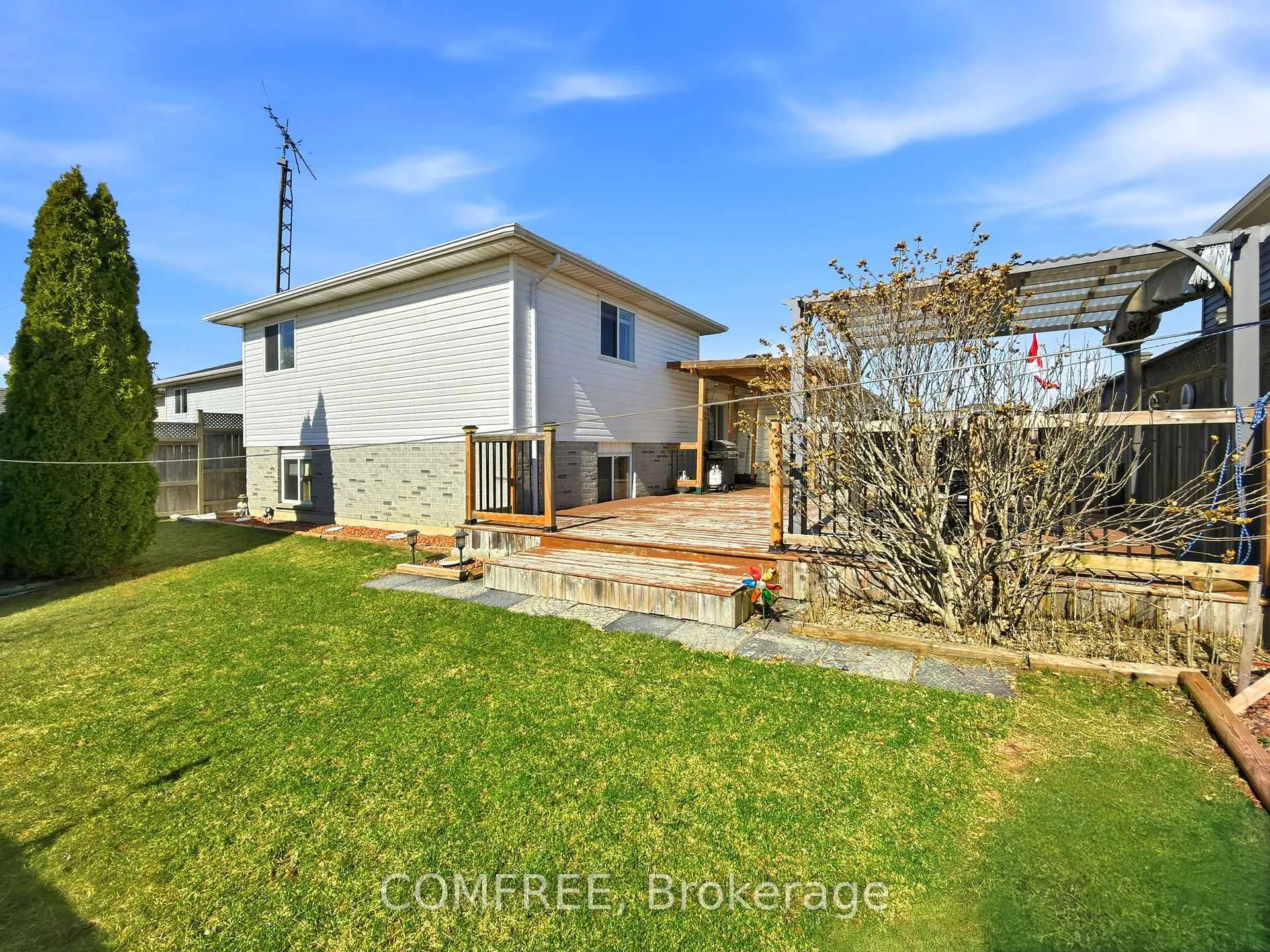 Photo 2 of 33 Regal Drive, Chatham-Kent, Tilbury — HOMEH