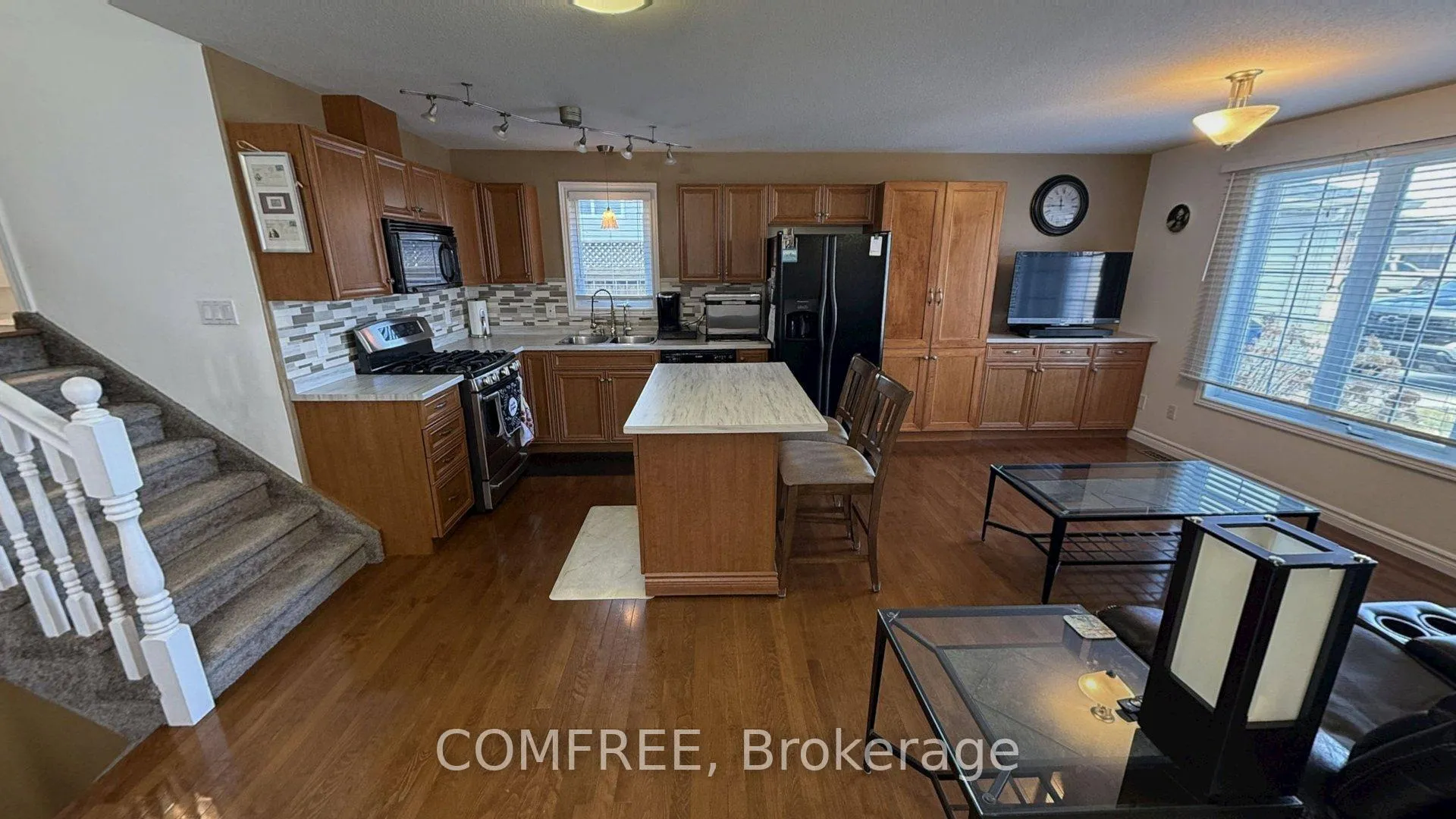 Photo 3 of 33 Regal Drive, Chatham-Kent, Tilbury — HOMEH